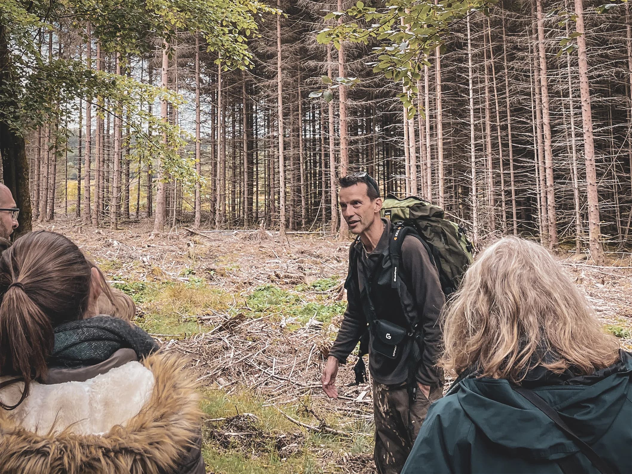 Un guide passionné explique le brame du cerf, entouré par la nature en Ardenne.