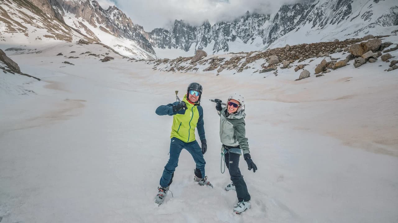 Majestic snow-capped mountains under a brilliant blue sky, an invitation to alpine adventure.