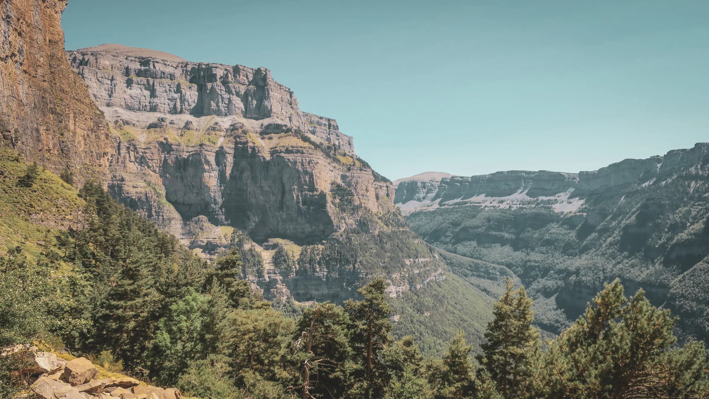 The majestic scenery of the red gorges of the Sierra de Guara, between mountains and lush forests.