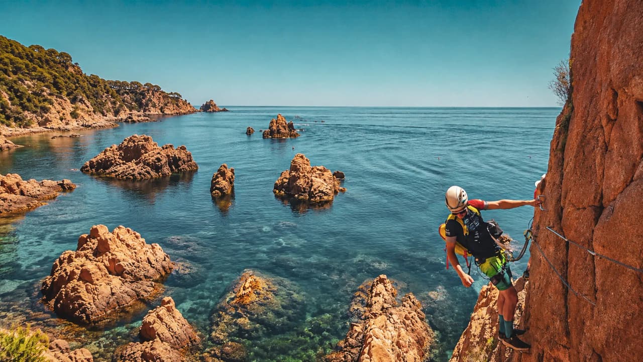 Grimpez des rochers au bord d'une mer turquoise, découvrez des paysages époustouflants.