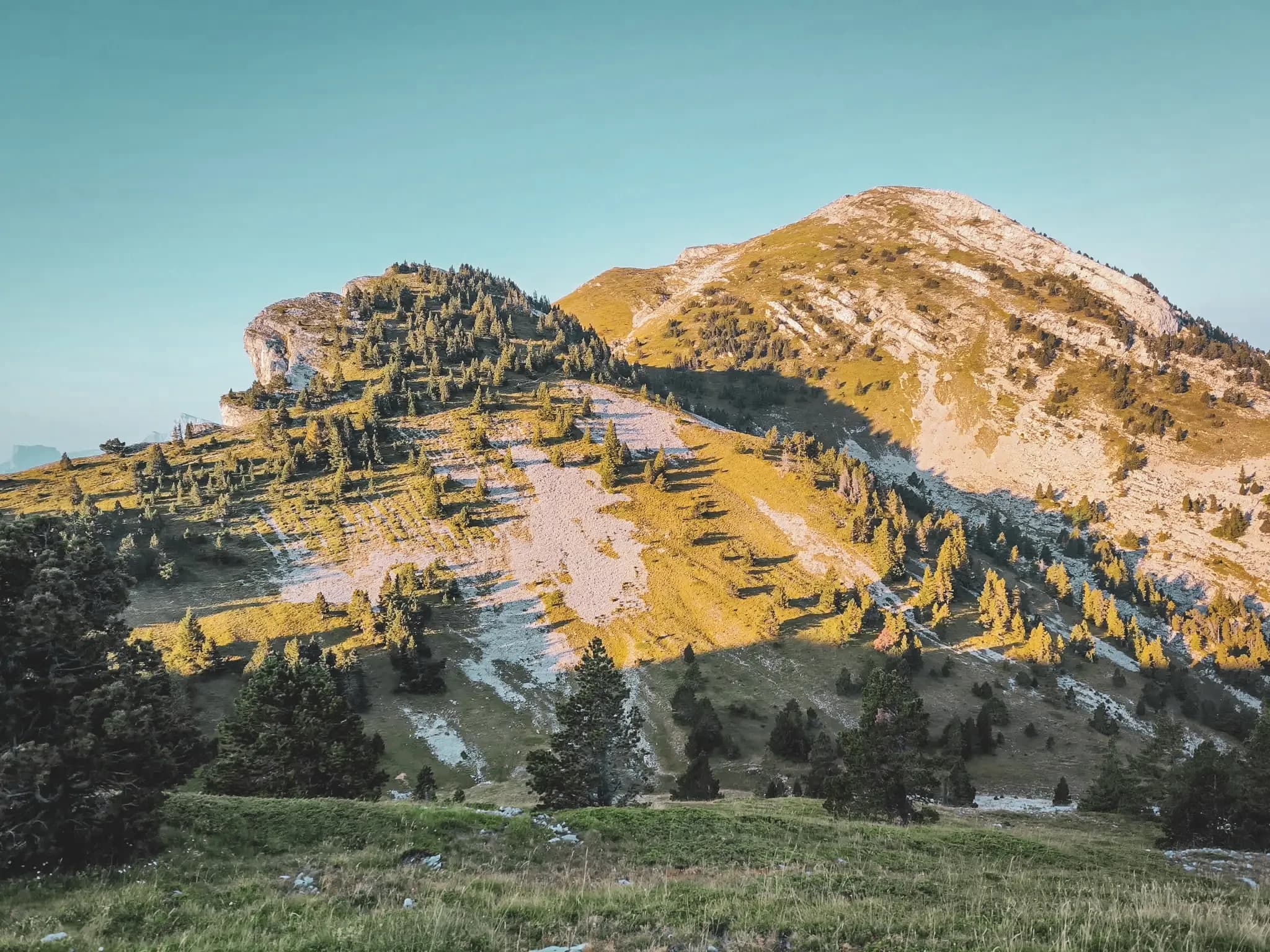 De bergen van de Vercors baden in het licht, een ideaal landschap voor buitenavonturen.