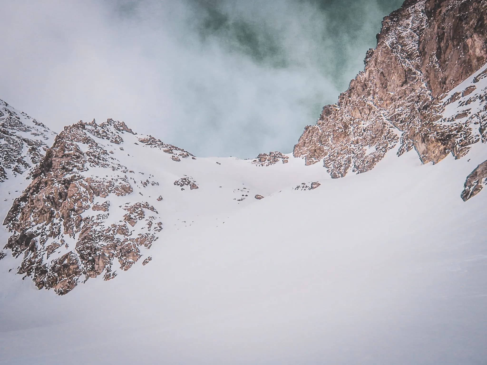A majestic glacier surrounded by rocky peaks, an invitation to adventure in the heart of nature.
