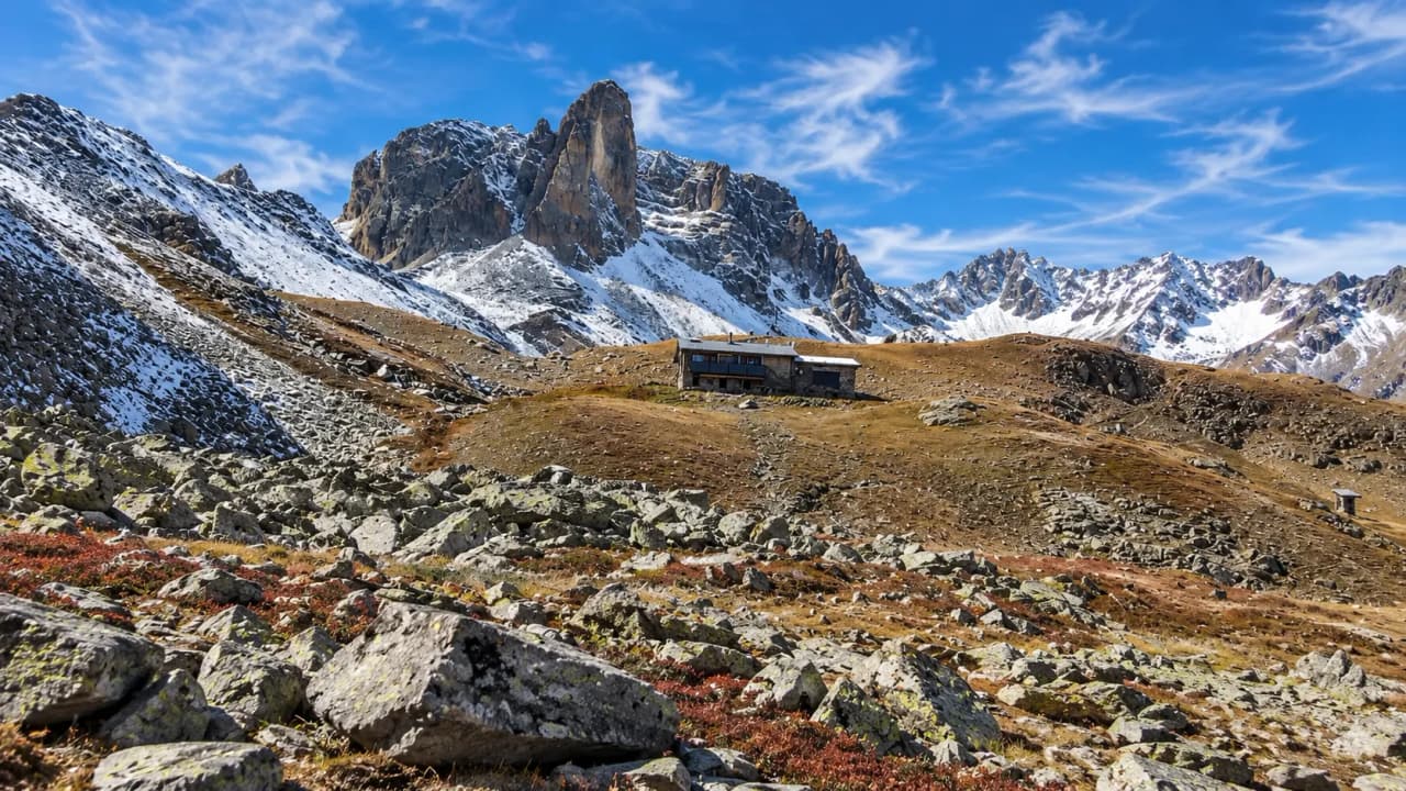 Un refuge paisible au cœur des Alpes, entouré de sommets majestueux et de paysages grandioses.