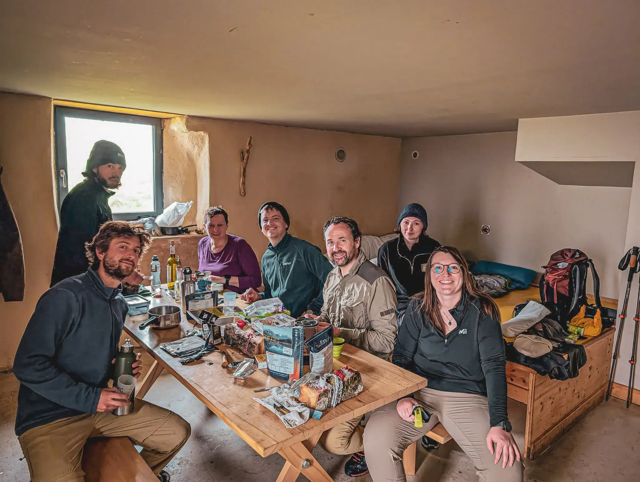 Groep wandelaars deelt een maaltijd