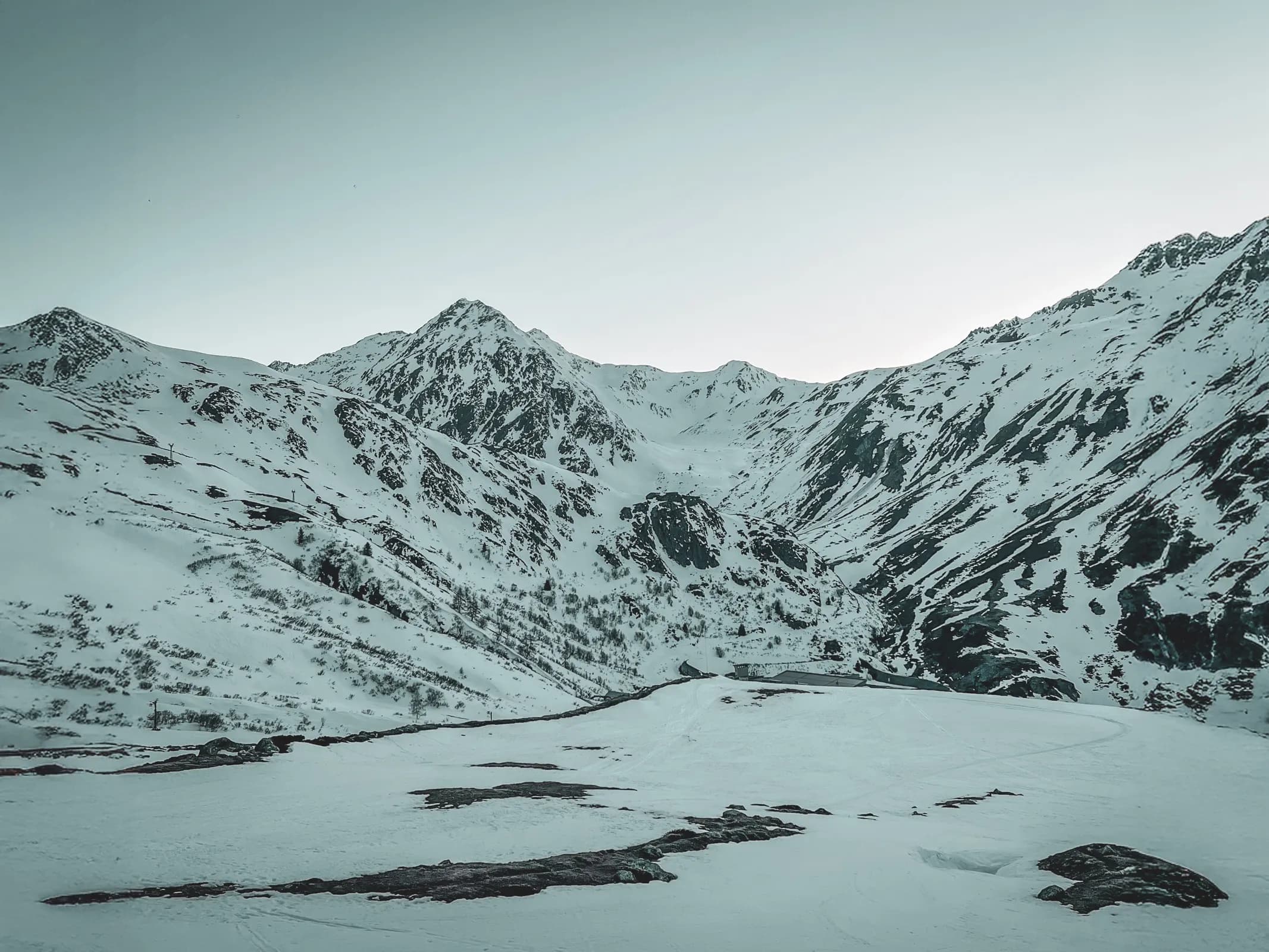 Un paysage alpin majestueux, recouvert de neige, invitant à l'aventure et à la randonnée.
