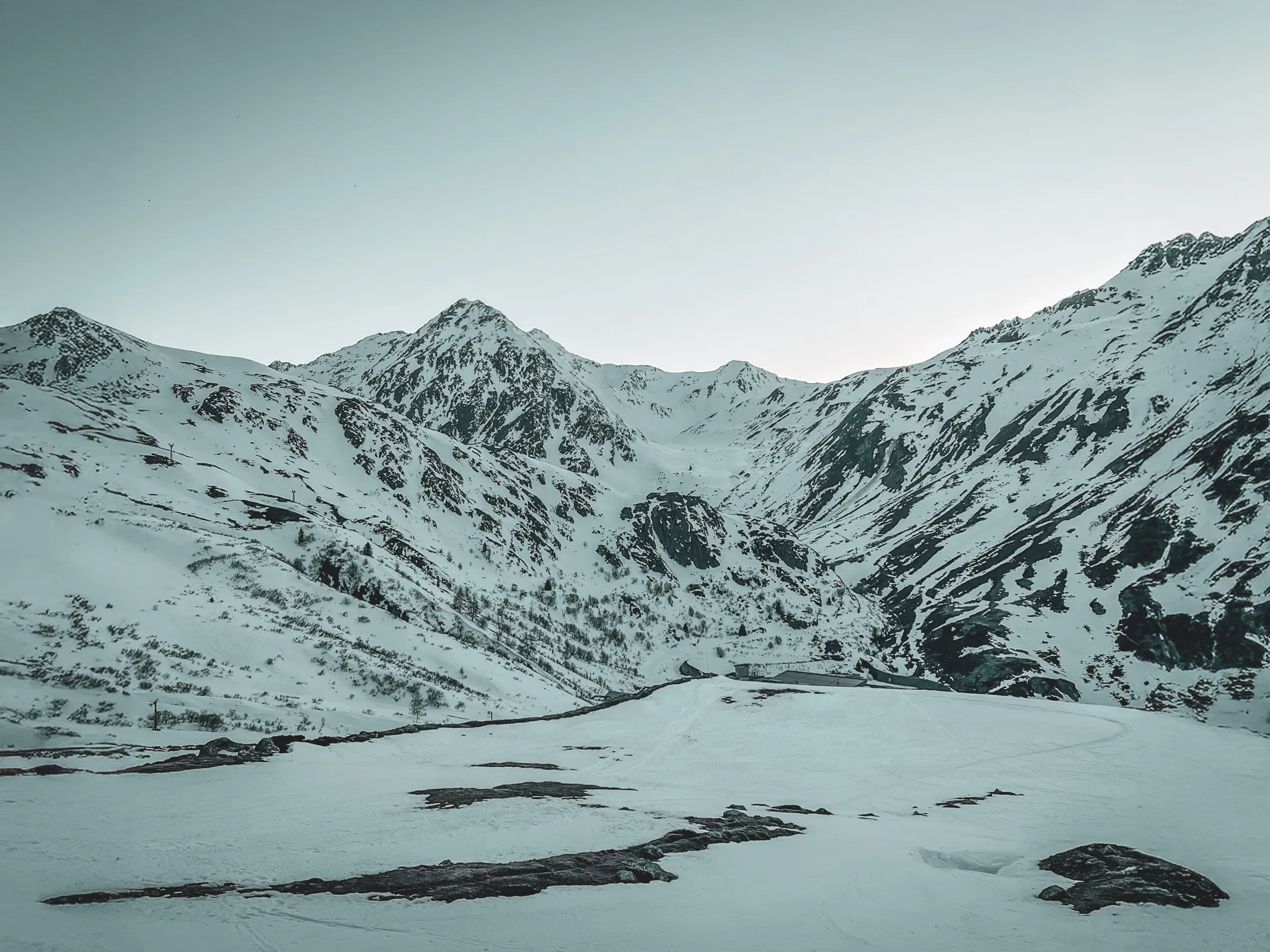 Un paysage alpin majestueux, recouvert de neige, invitant à l'aventure et à la randonnée.