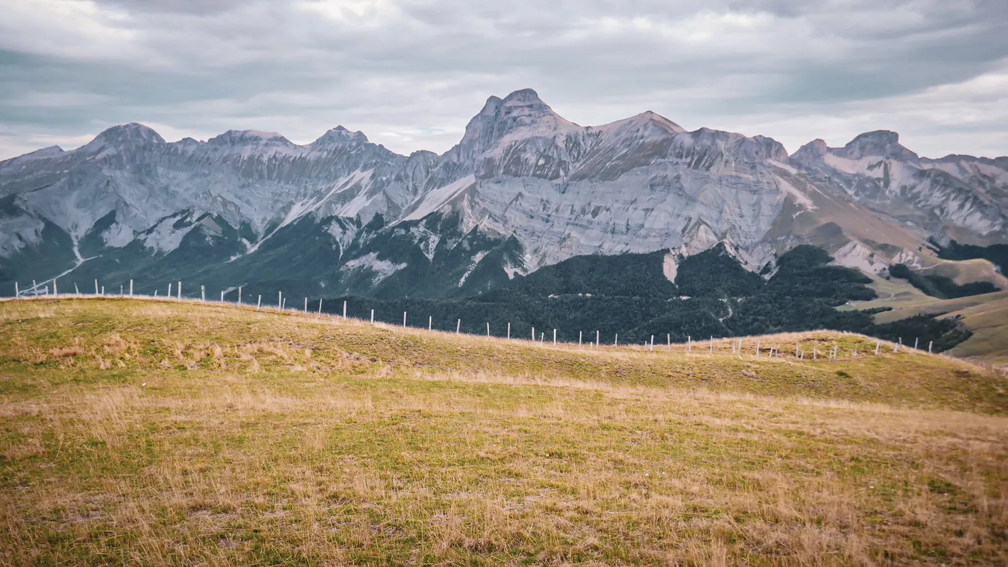 Spectacular panoramic views of the Dévoluy mountains, offering breathtaking scenery.