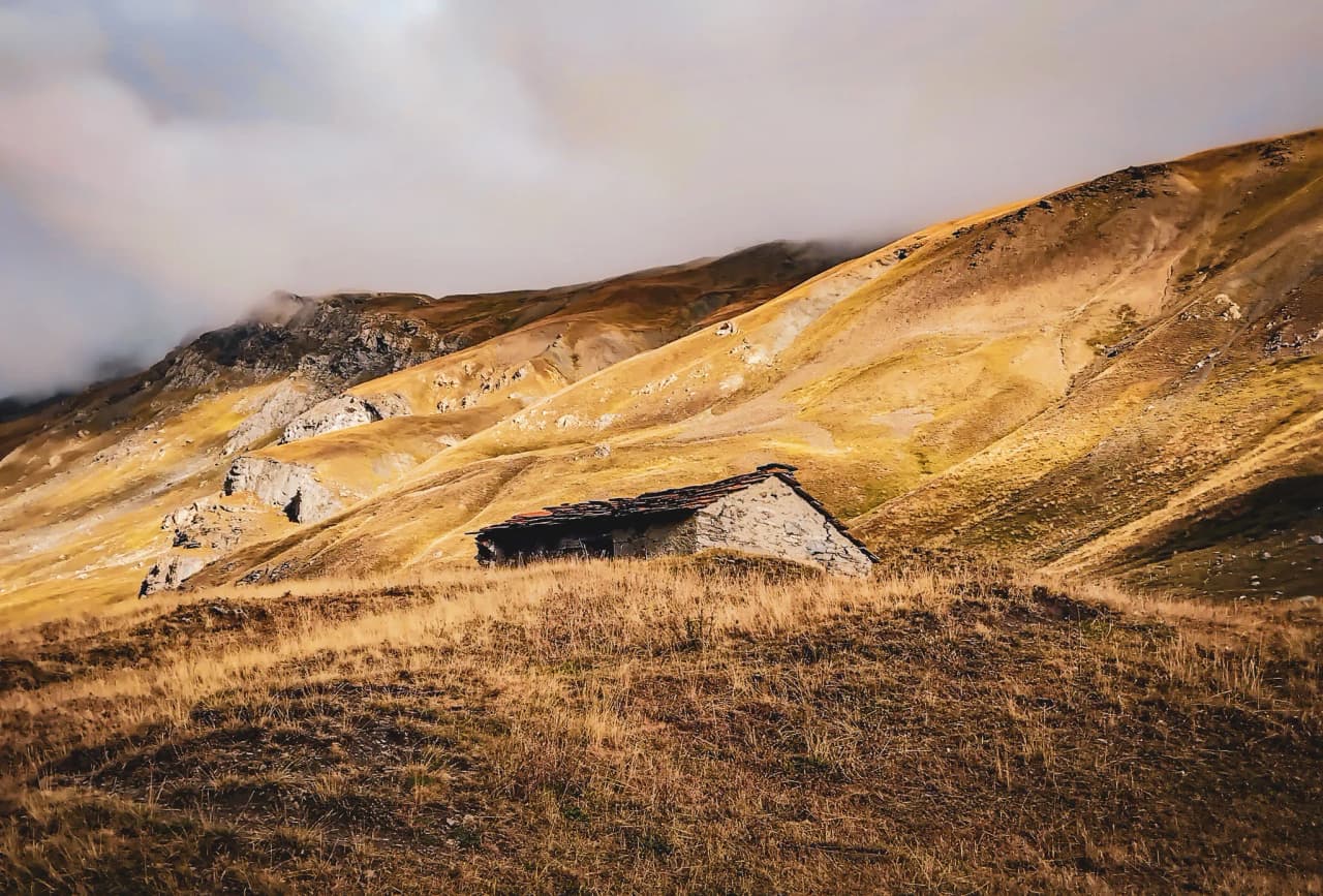 Een geïsoleerd Berghut in de gouden bergen van de Vanoise, een oase van rust voor wandelaars.
