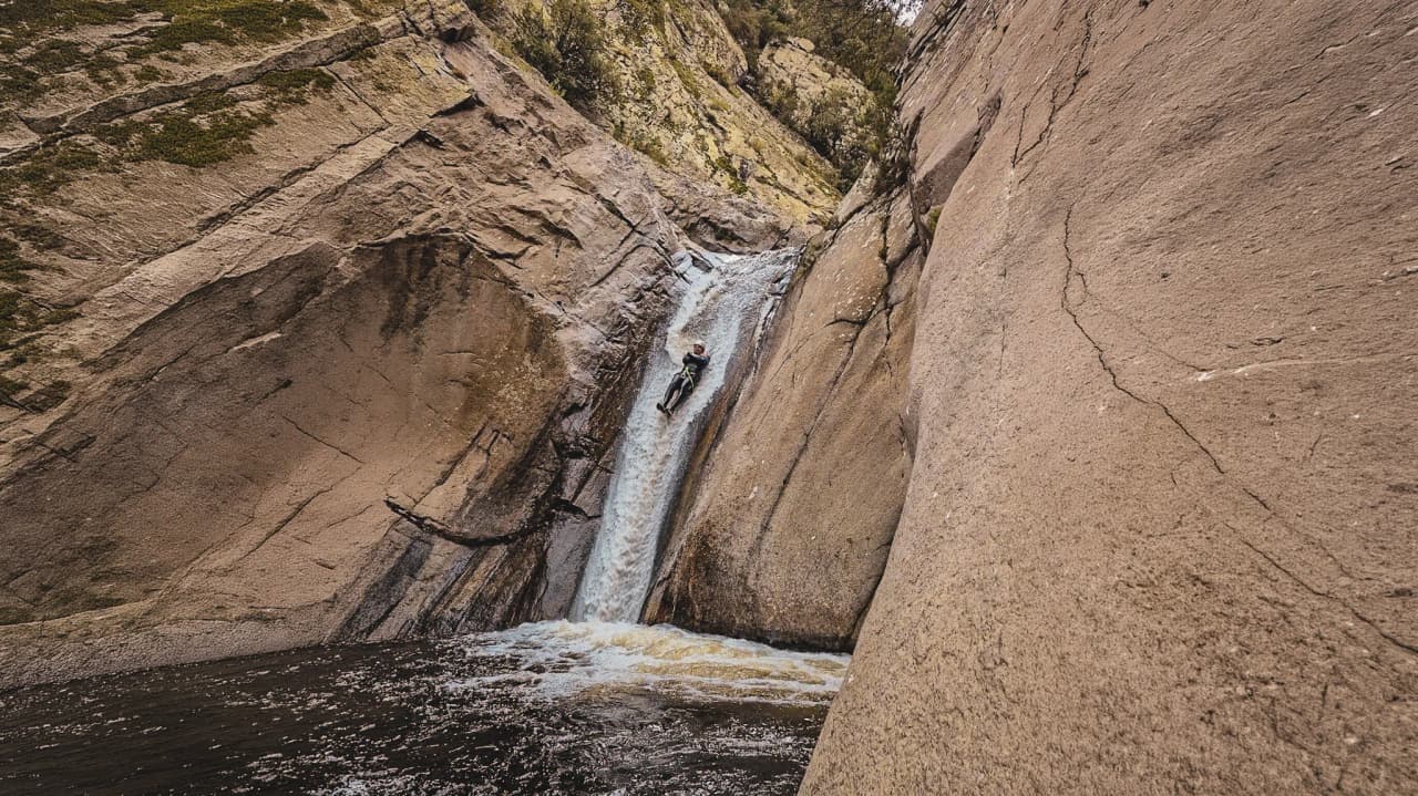 Cascade spectaculaire dans les gorges, aventure aquatique et sensations fortes en pleine nature.