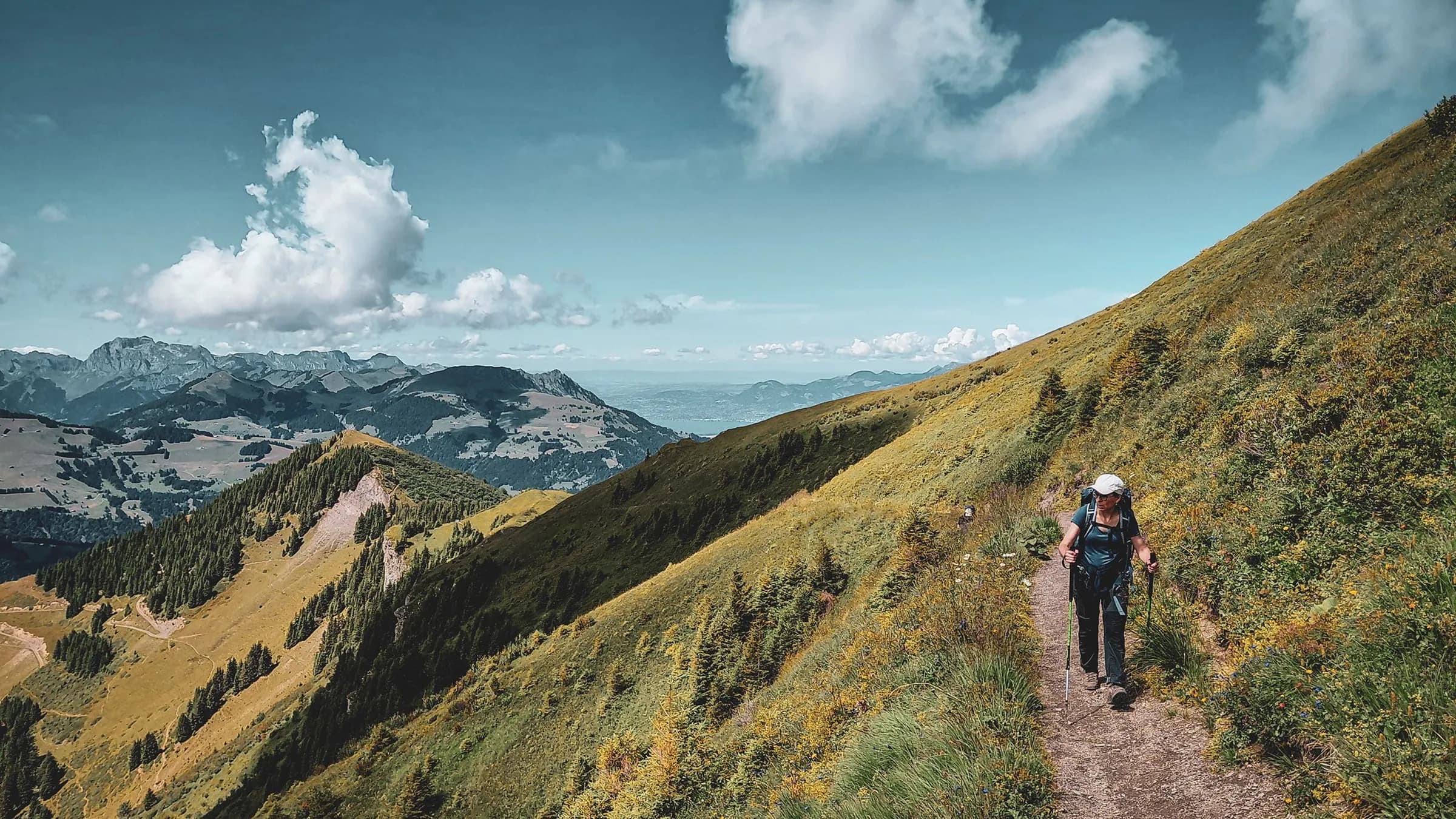 Randonnée en haute montagne sous un ciel bleu, avec des paysages alpins à couper le souffle.