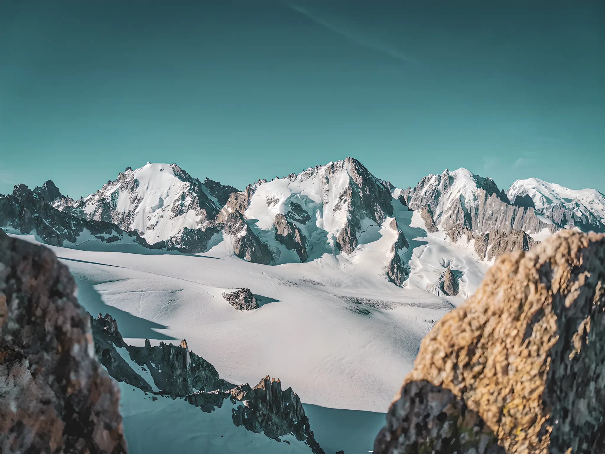 Majestueux panorama des sommets enneigés du Mont Blanc, invitation à l'aventure alpine.