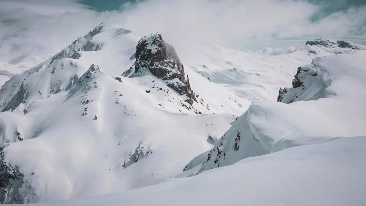 Panorama enneigé des crêtes du Queyras, invitations aux aventures en ski de randonnée.