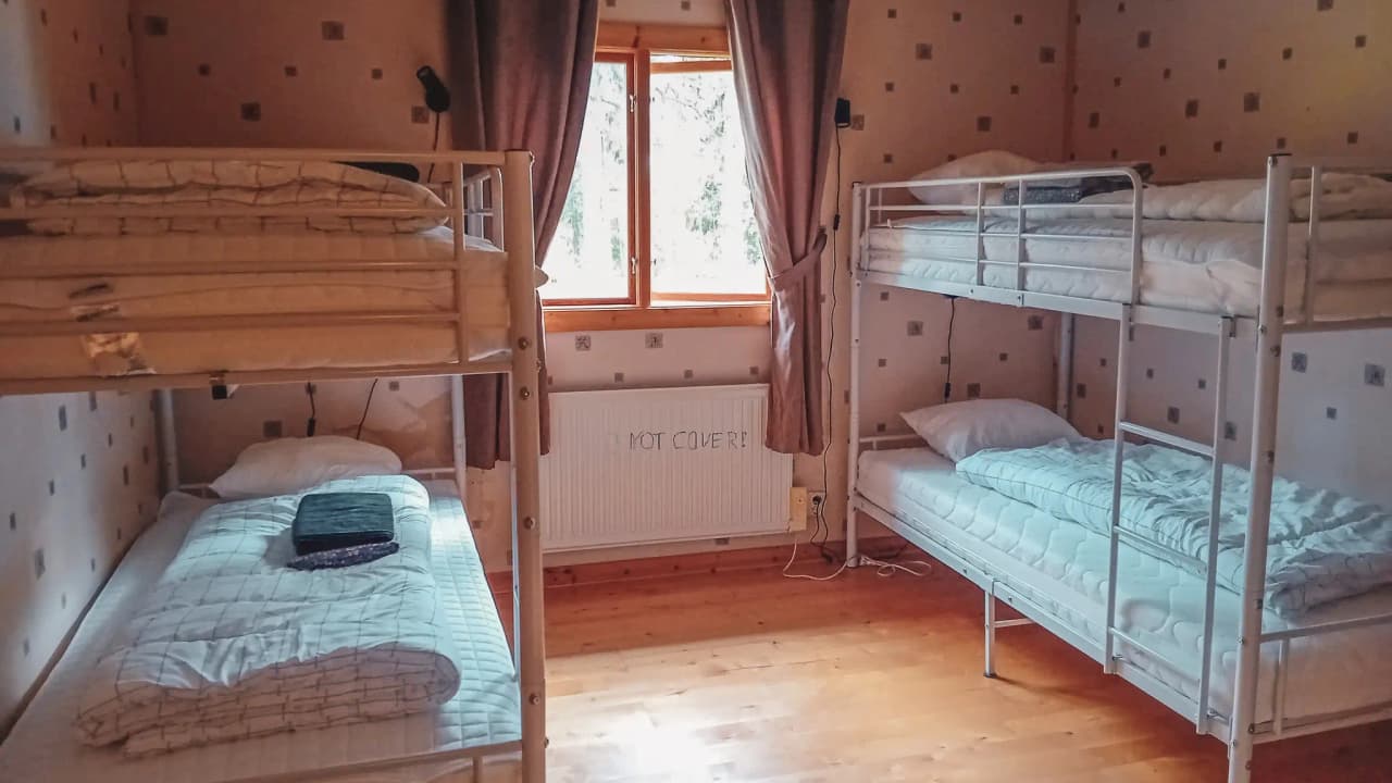 Bright room with bunk beds, ideal for an adventure in Swedish Lapland.