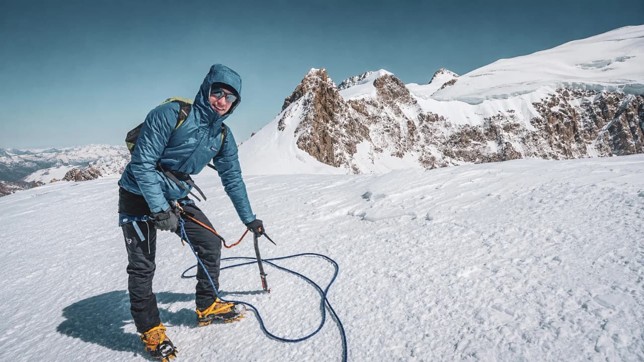 Bergbeklimmer op expeditie op een gletsjer, klaar om majestueuze toppen te beklimmen. Adembenemend uitzicht!