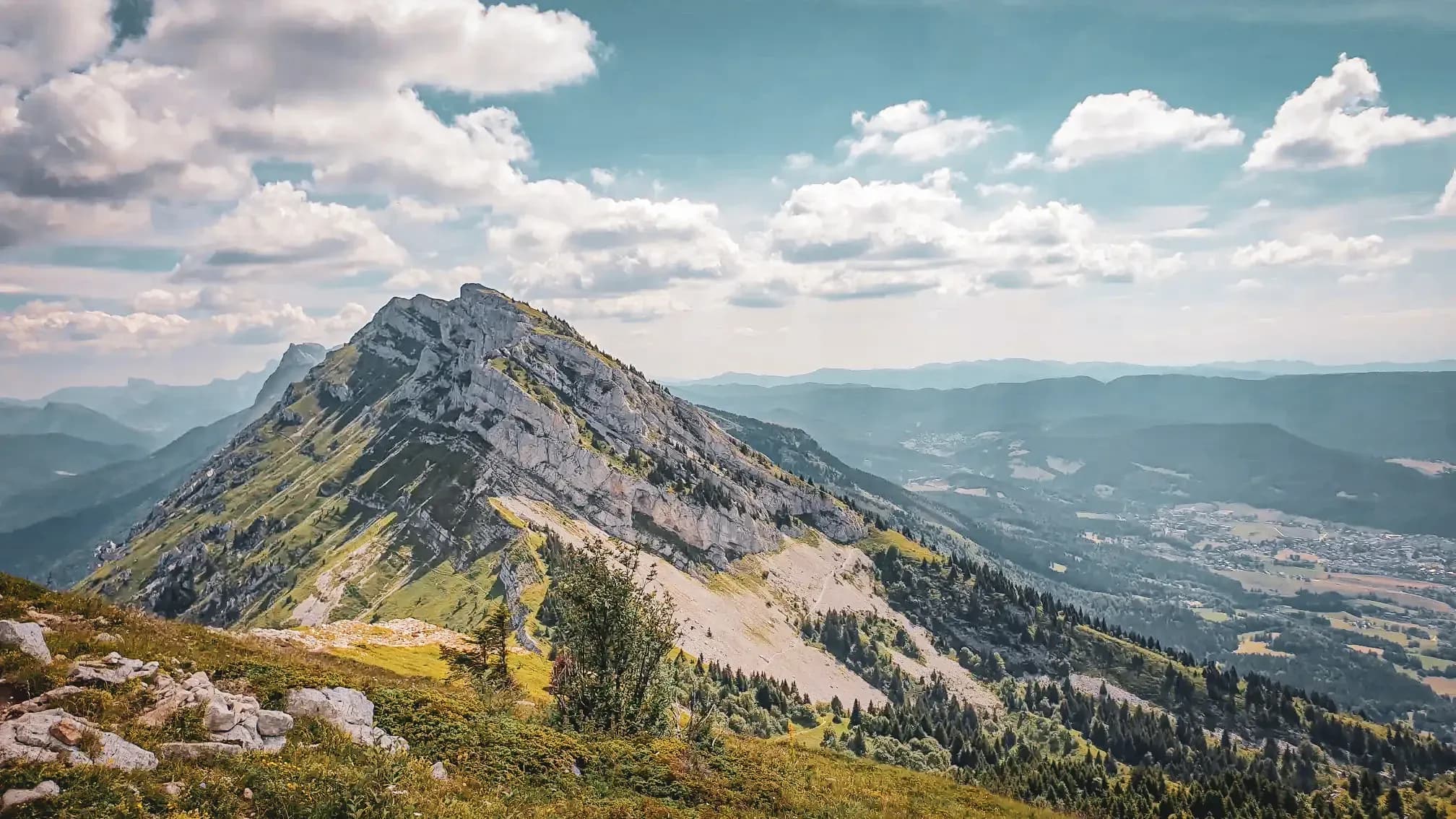 An impressive panorama of the Devoluy mountains, with ridges, mountain pastures and lush green valleys.