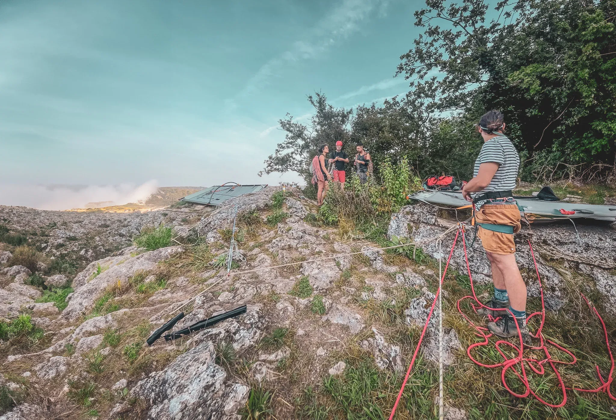 Groupe d'escalade en pleine nature, prêt à vivre une aventure vertigineuse en portaledge.