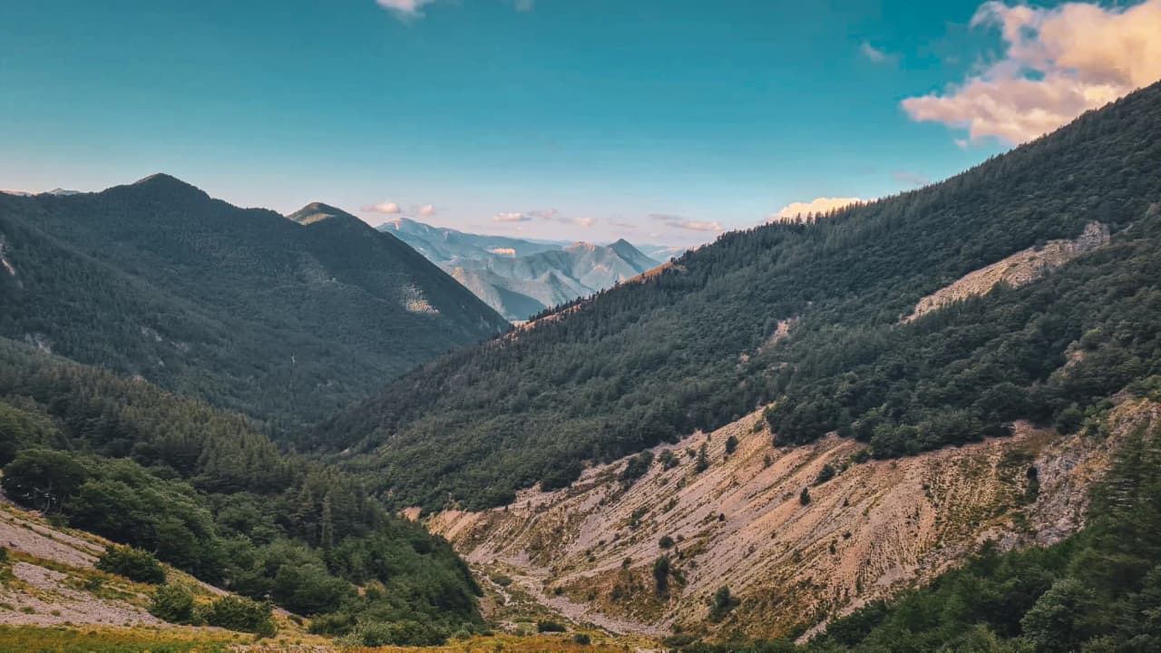 Het berglandschap van de Dévoluy, tussen wilde bergkammen en rustgevend groen. Een natuurlijke ontsnapping.