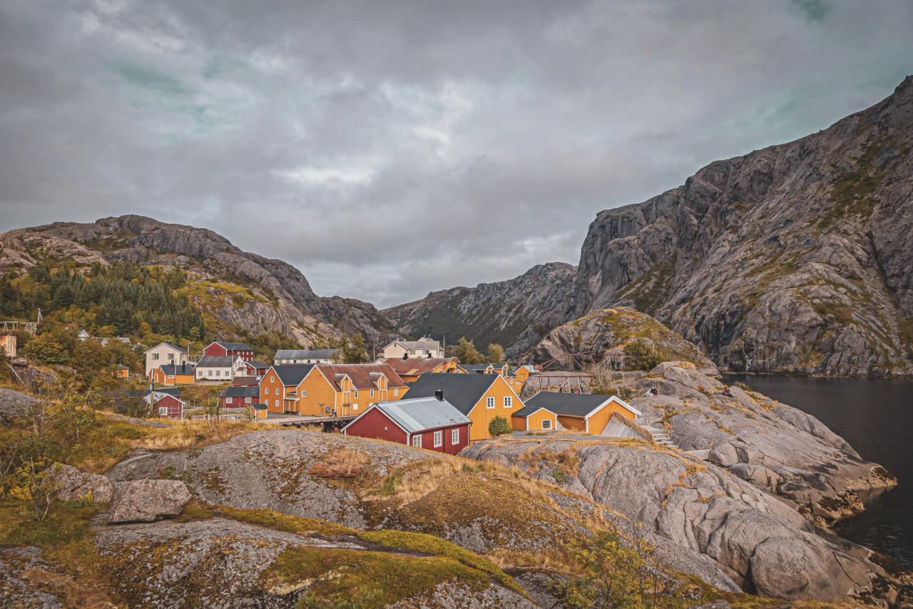 A charming, colourful village surrounded by majestic mountains in the Lofoten Islands, an invitation to adventure.