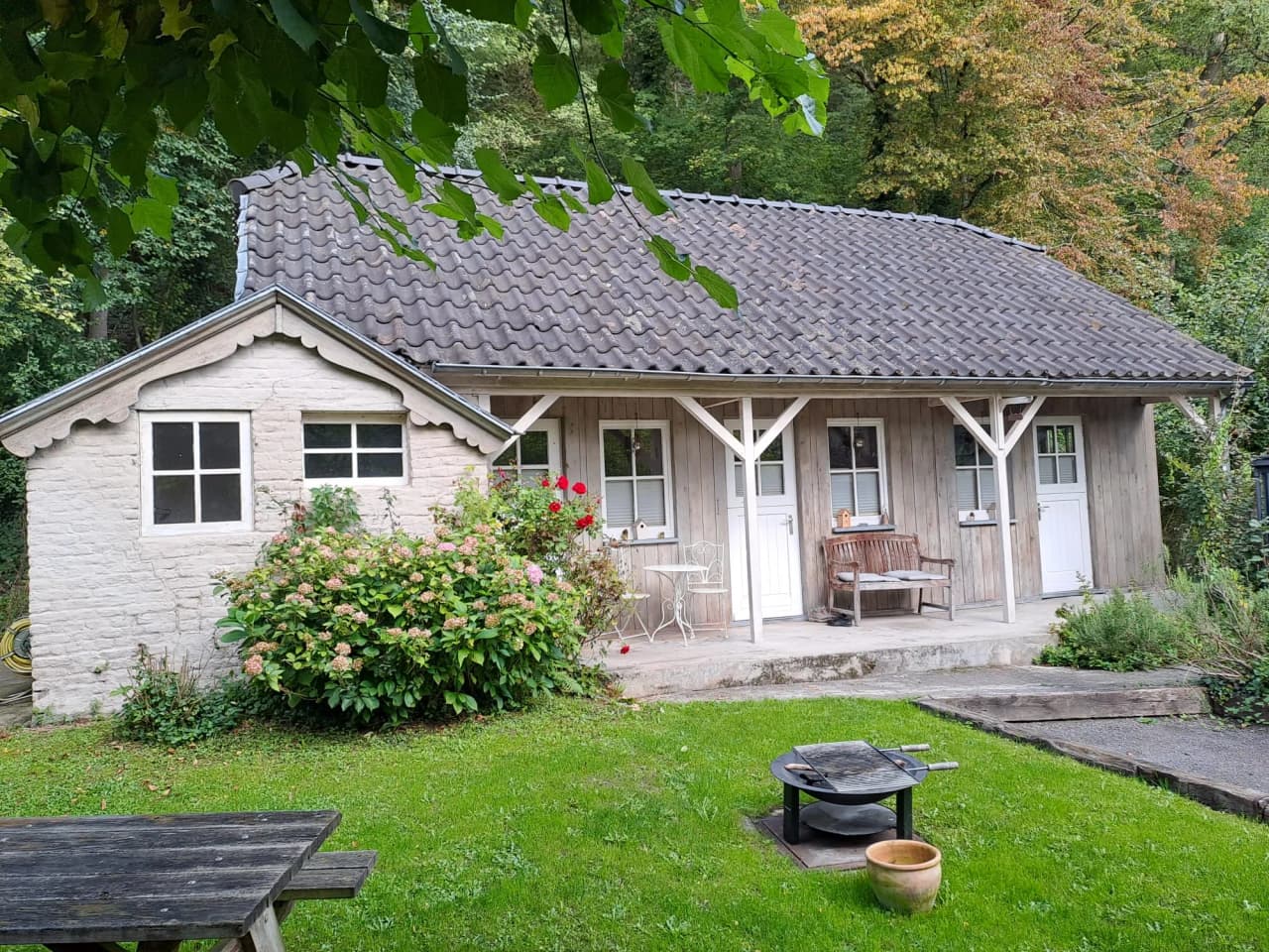 A charming chalet on the edge of greenery, ideal for a serene retirement in the Ardennes.