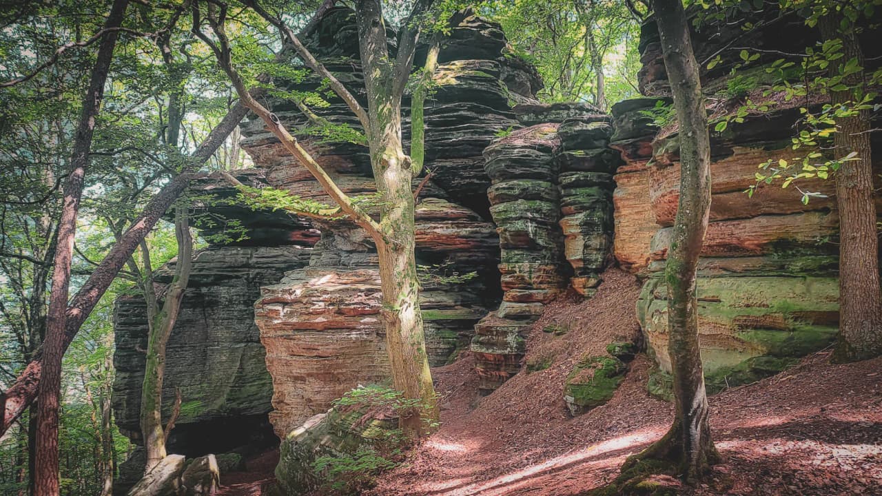 Kleurrijke rotsen te midden van weelderig groen: een uitnodiging tot avontuur midden in de natuur.