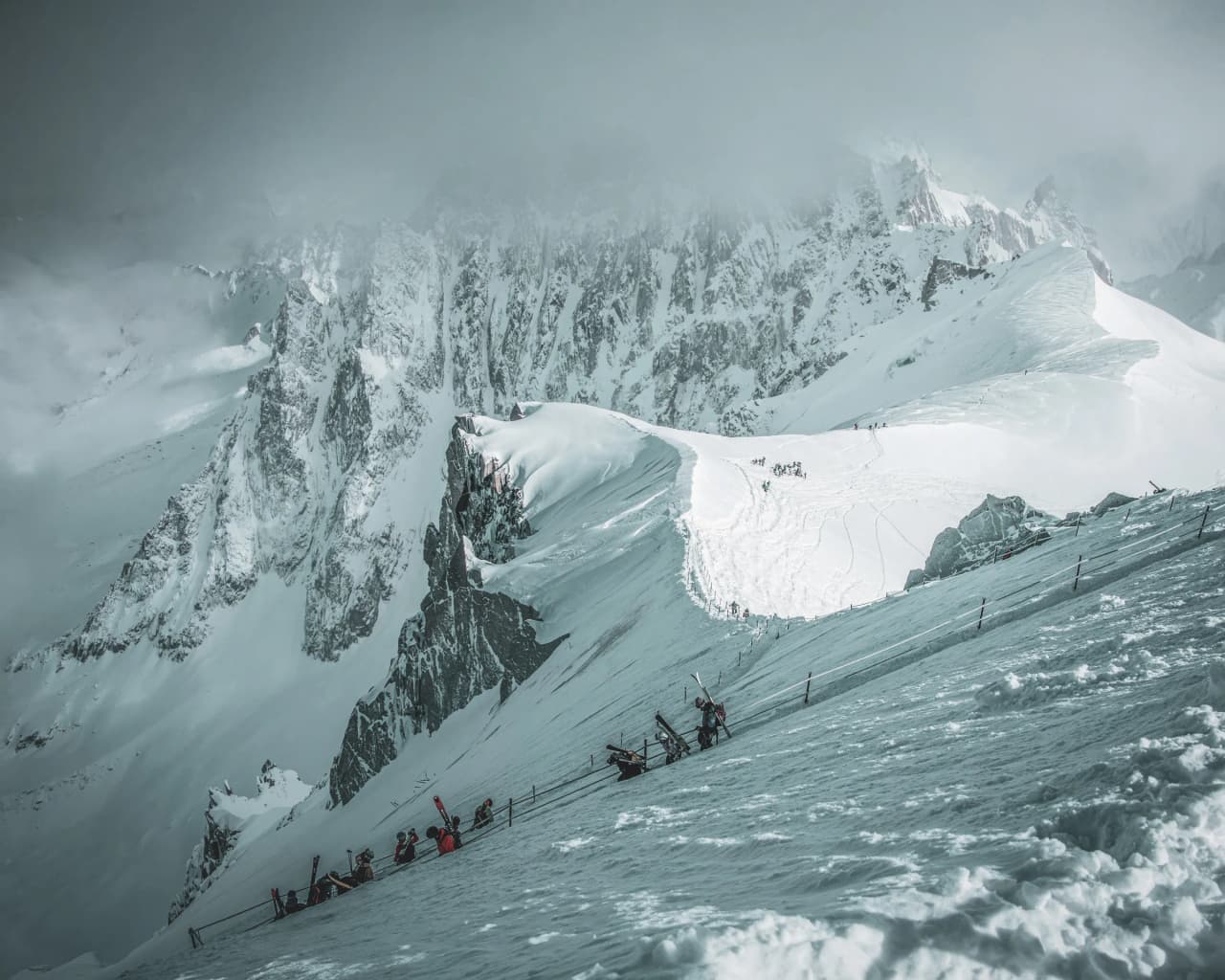 Une vue époustouflante des glaciers sous un ciel brumeux, idéale pour une aventure alpine.
