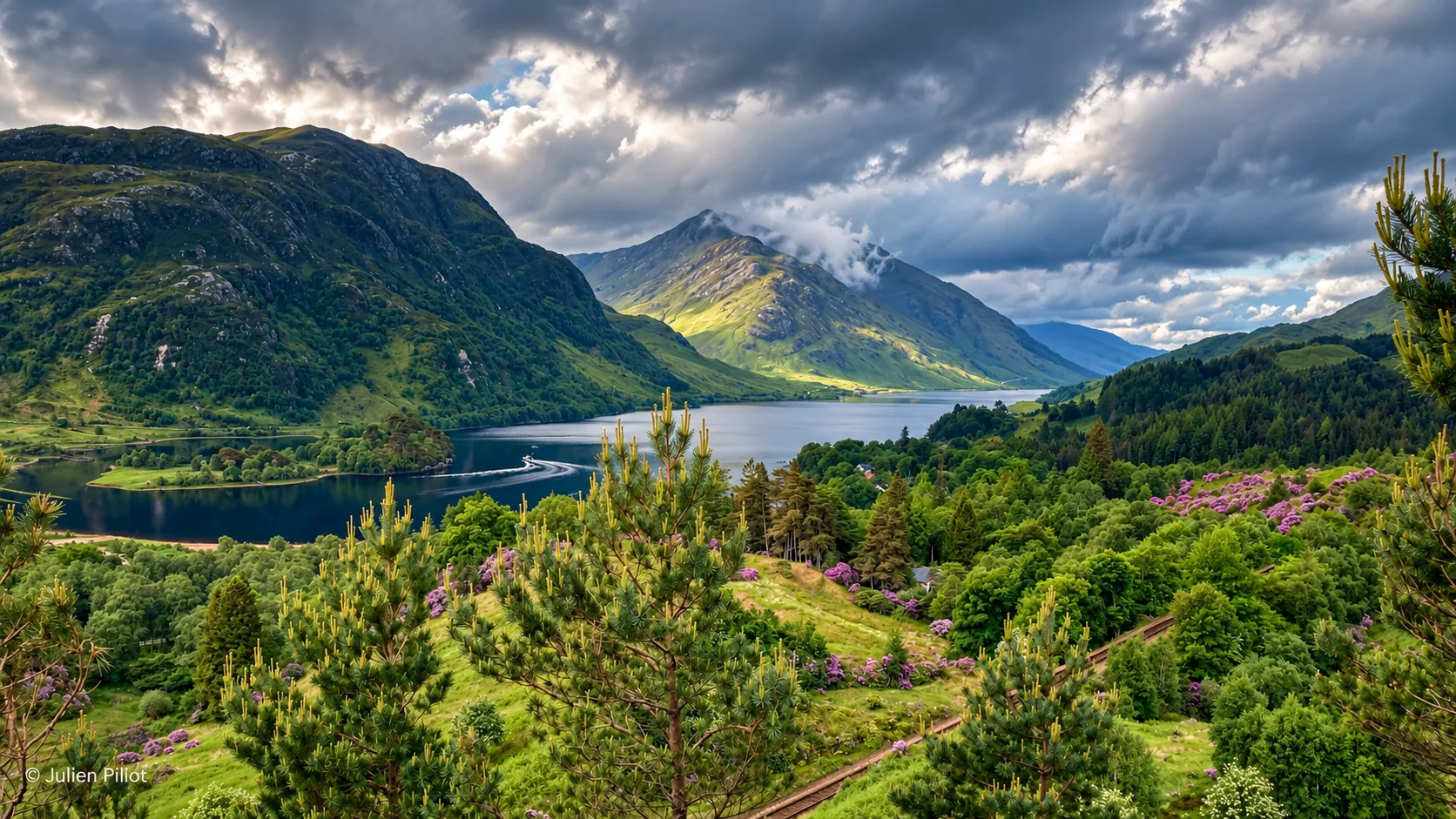 Een indrukwekkend landschap van de Schotse Hooglanden, met groene bergen en een rustig loch.