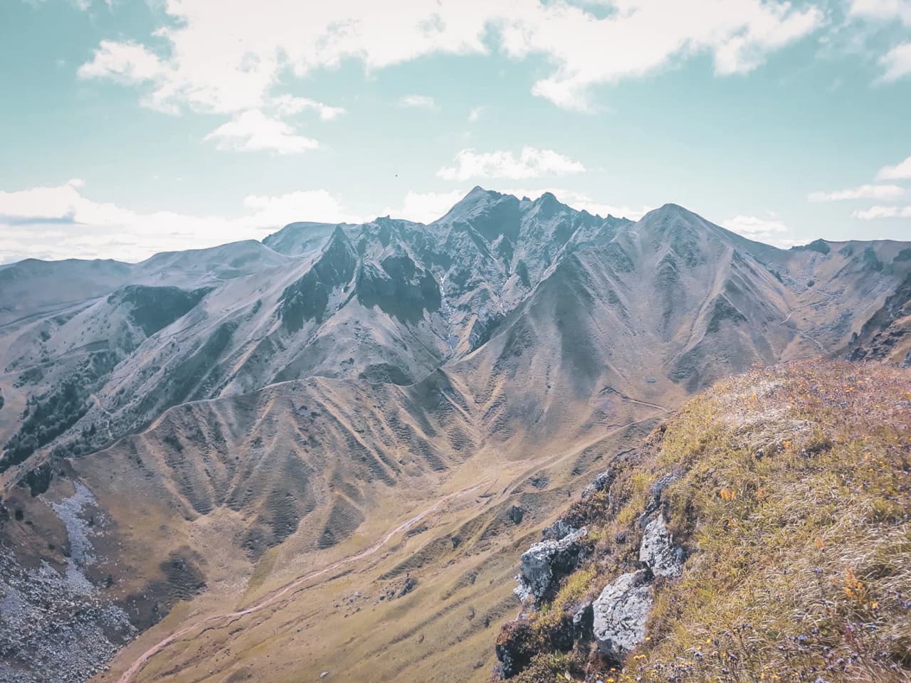 Een majestueus panorama van de vulkaanruggen van het Centraal Massief, een uitnodiging tot avontuur in de buitenlucht.