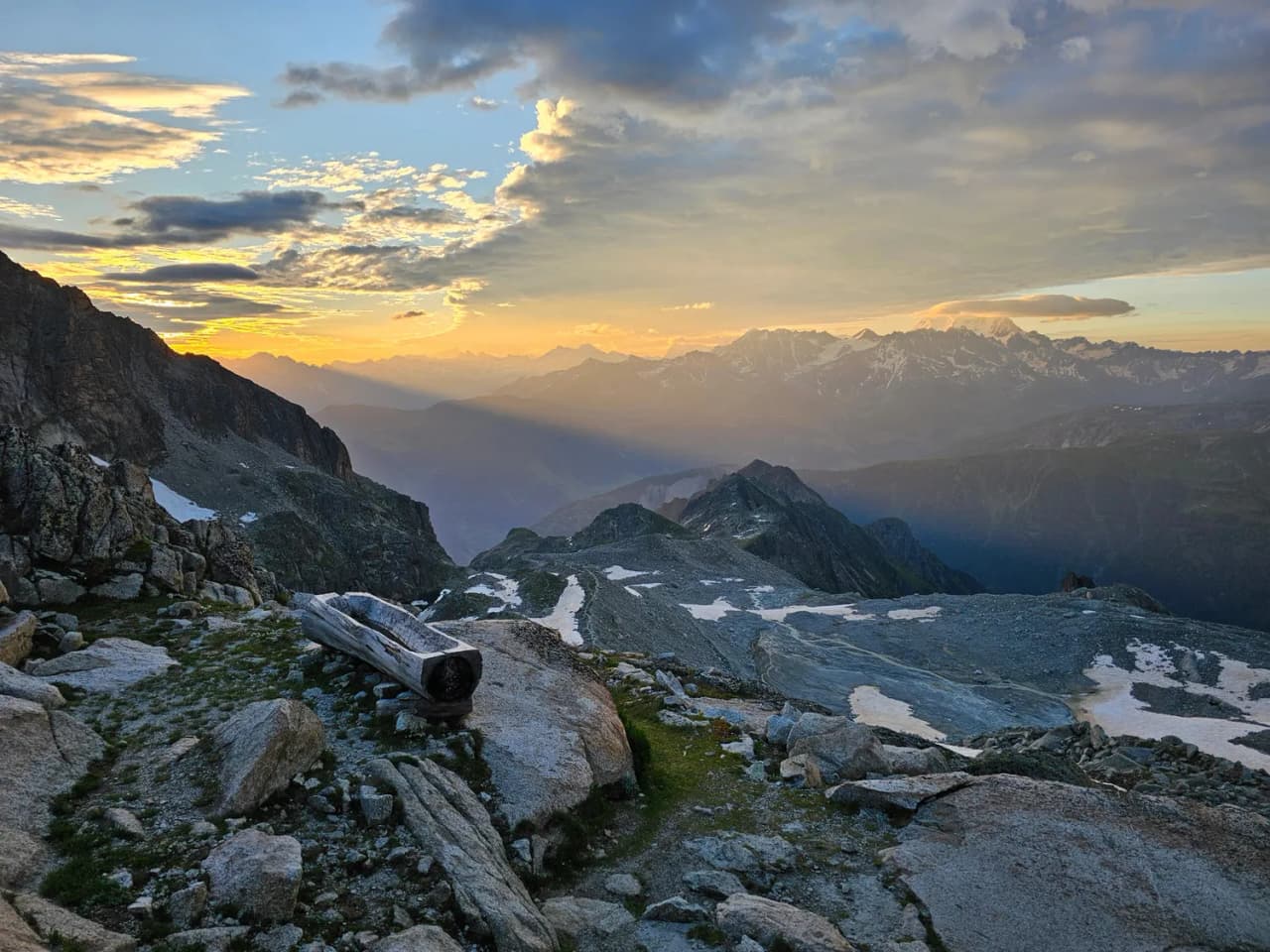 Spectacular sunset over the mountains, peaceful and inspiring for adventurers.