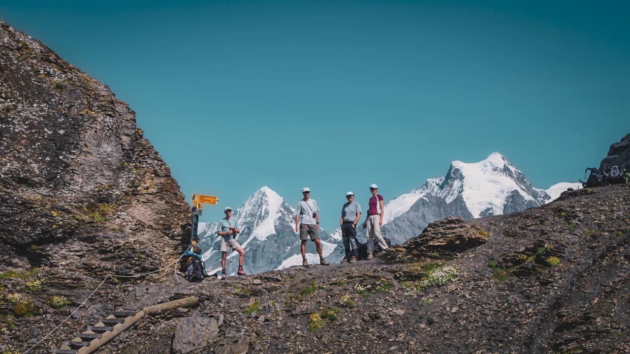 Randonnée glaciaire sur le glacier d'Aletsch, paysages alpins majestueux en toile de fond.