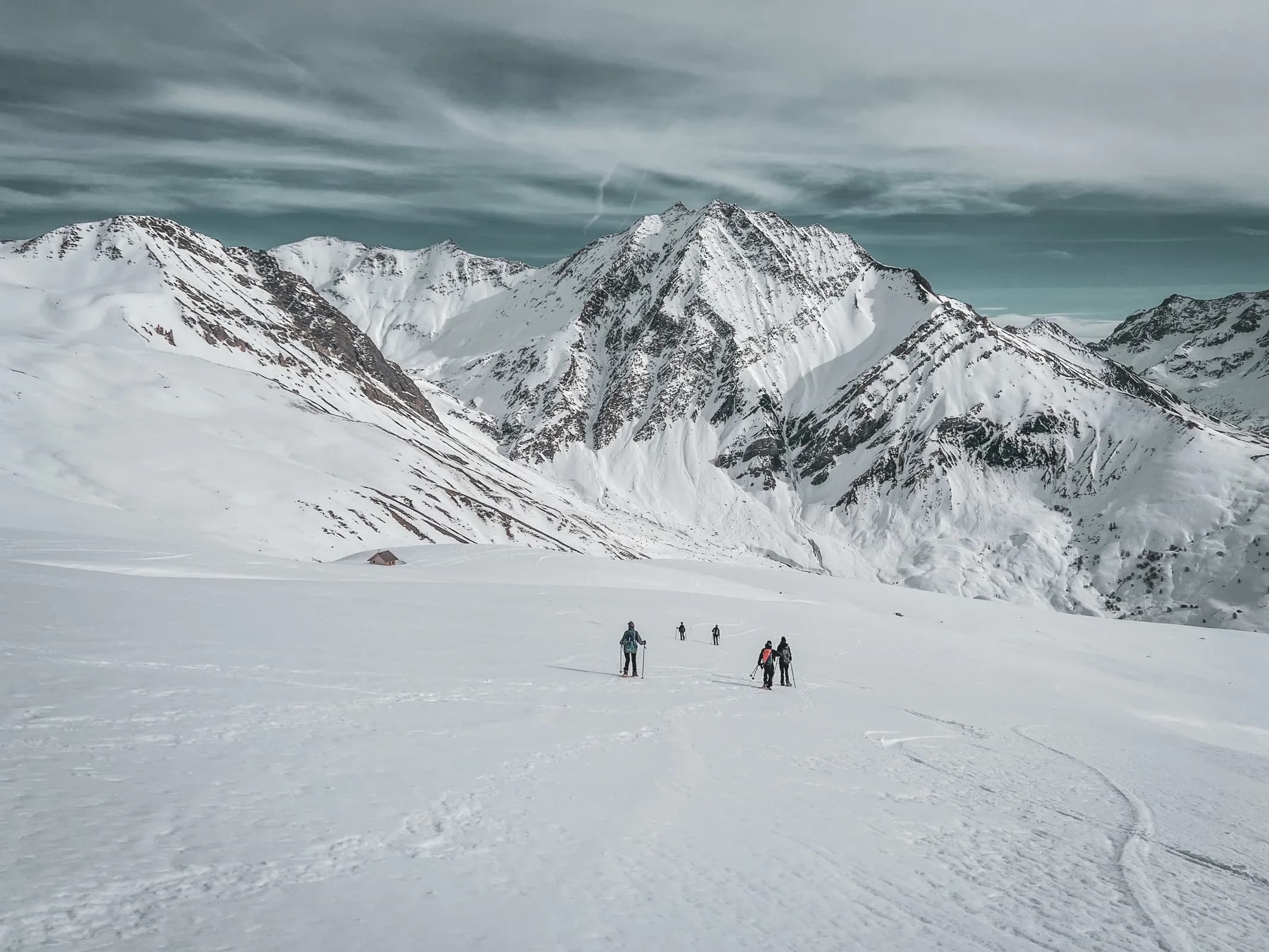 Randonneurs descendant à ski l'un des glaciers de la Meije