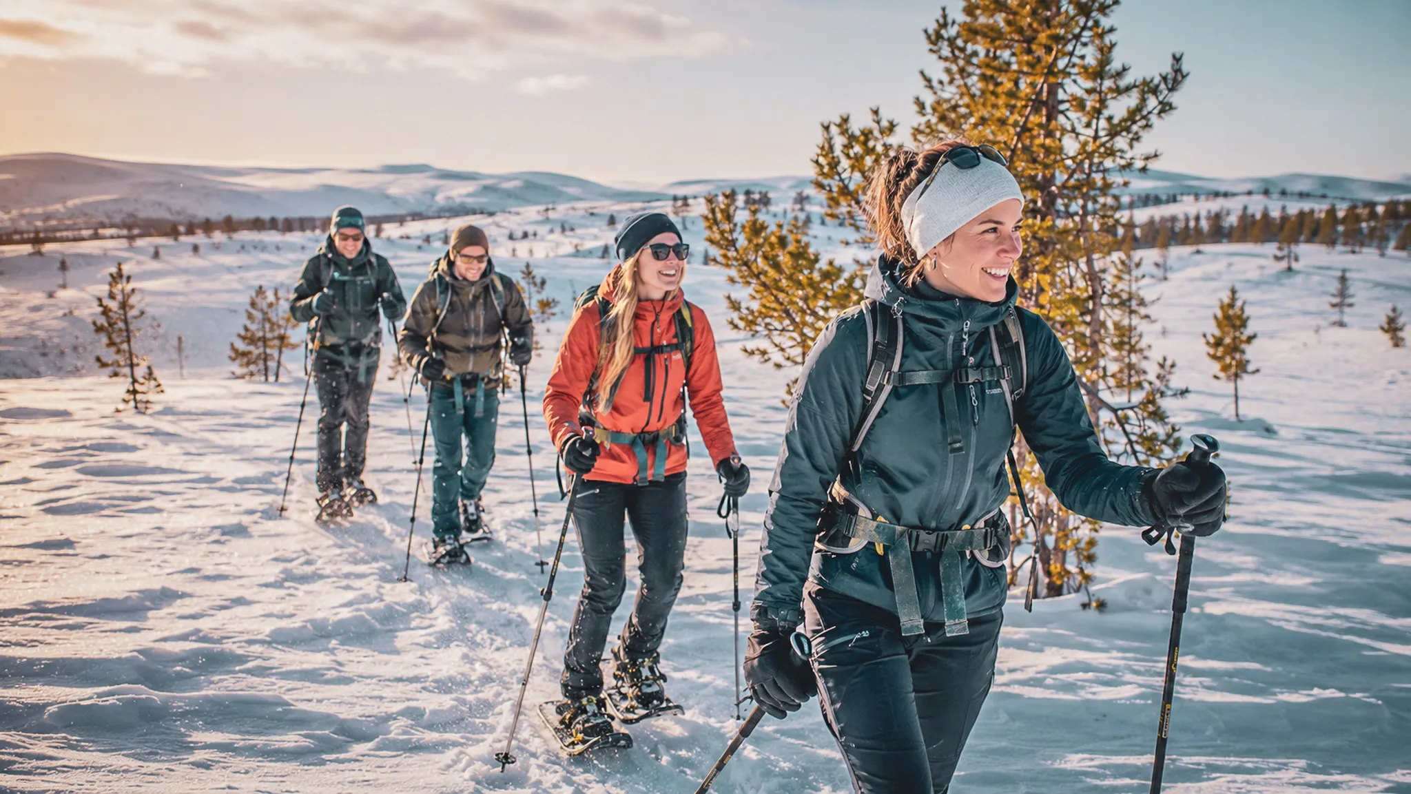 Een groep sneeuwschoenwandelaars in een besneeuwd landschap in Zweeds Lapland, vol leven.