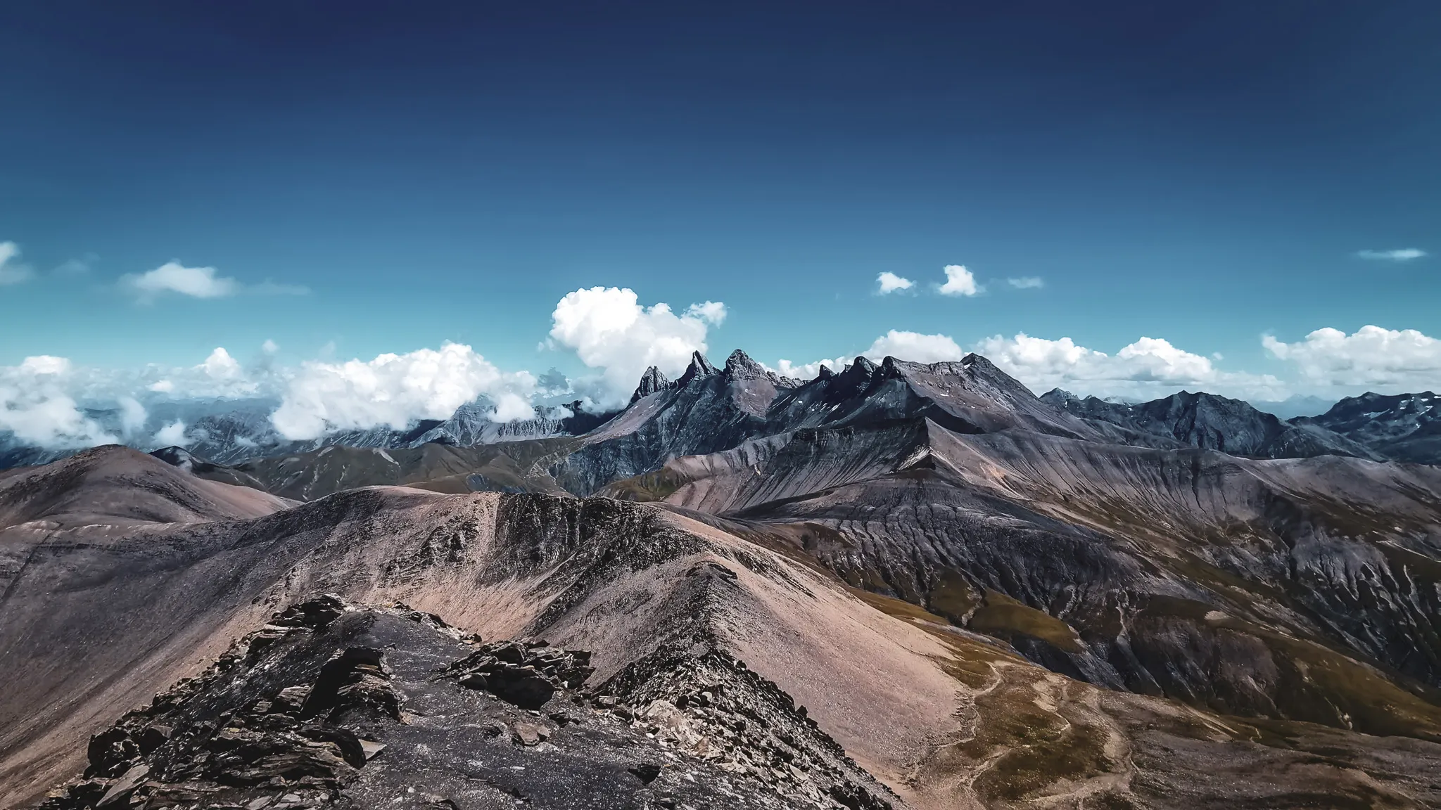 Panorama majestueux des montagnes du plateau d'Emparis, ciel bleu et nuages. Aventure en vue !