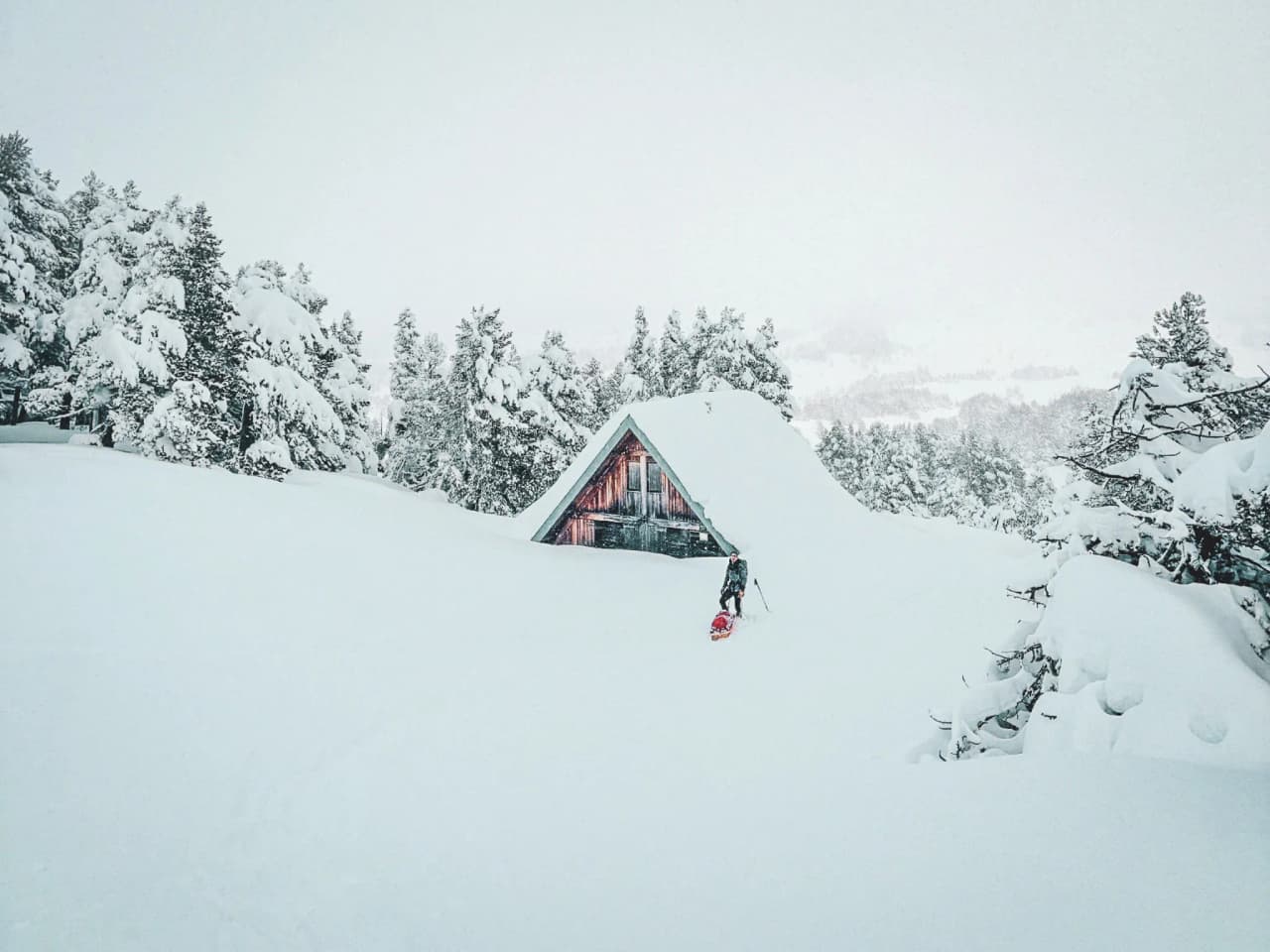 Een besneeuwd landschap met een schilderachtig chalet, perfect voor een sneeuwschoenavontuur in de Vercors.