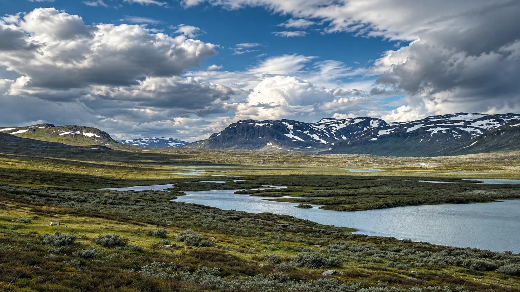 Een adembenemend uitzicht op bergen, meren en groene valleien in Zweeds Lapland.