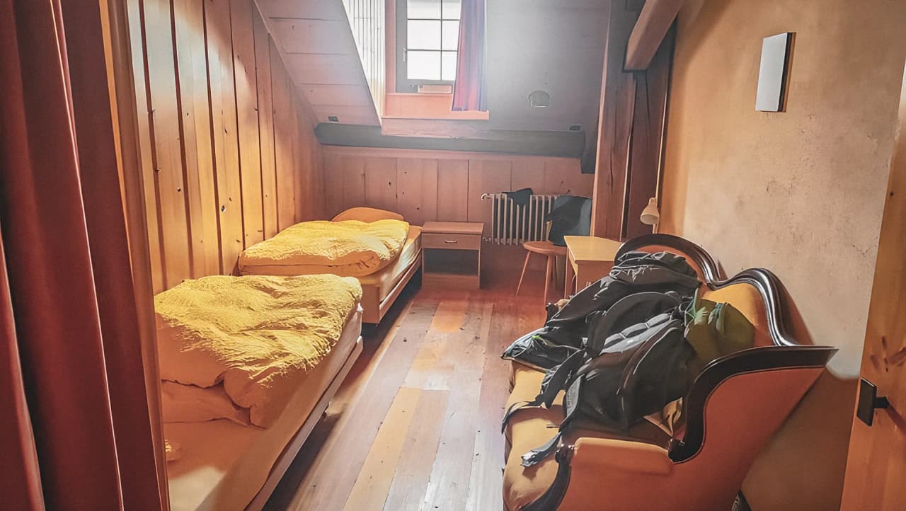 Chambre spacieuse dans un refuge montagnard.