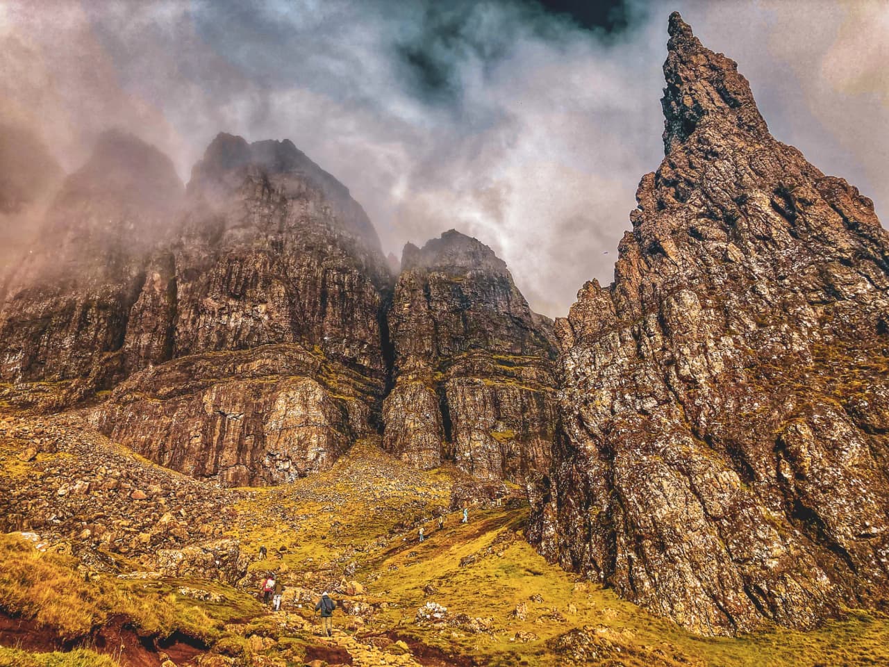 Majestueux paysage montagneux de l'île de Skye, enveloppé de brume, invitant à l'aventure.