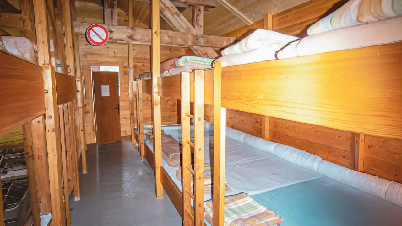 Cosy wooden rooms with bunk beds, perfect for a stay in the mountains.