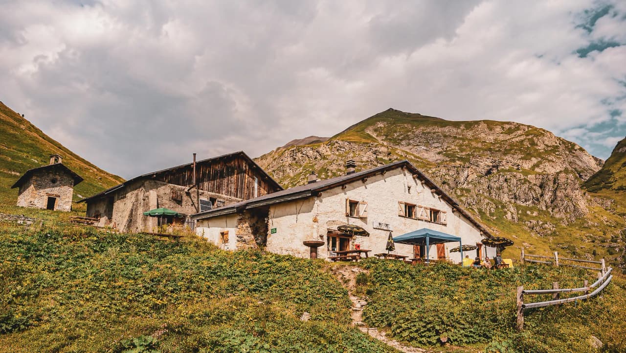 Refuge montagnard pittoresque, entouré de paysages alpins à couper le souffle. Parfait pour l'aventure!