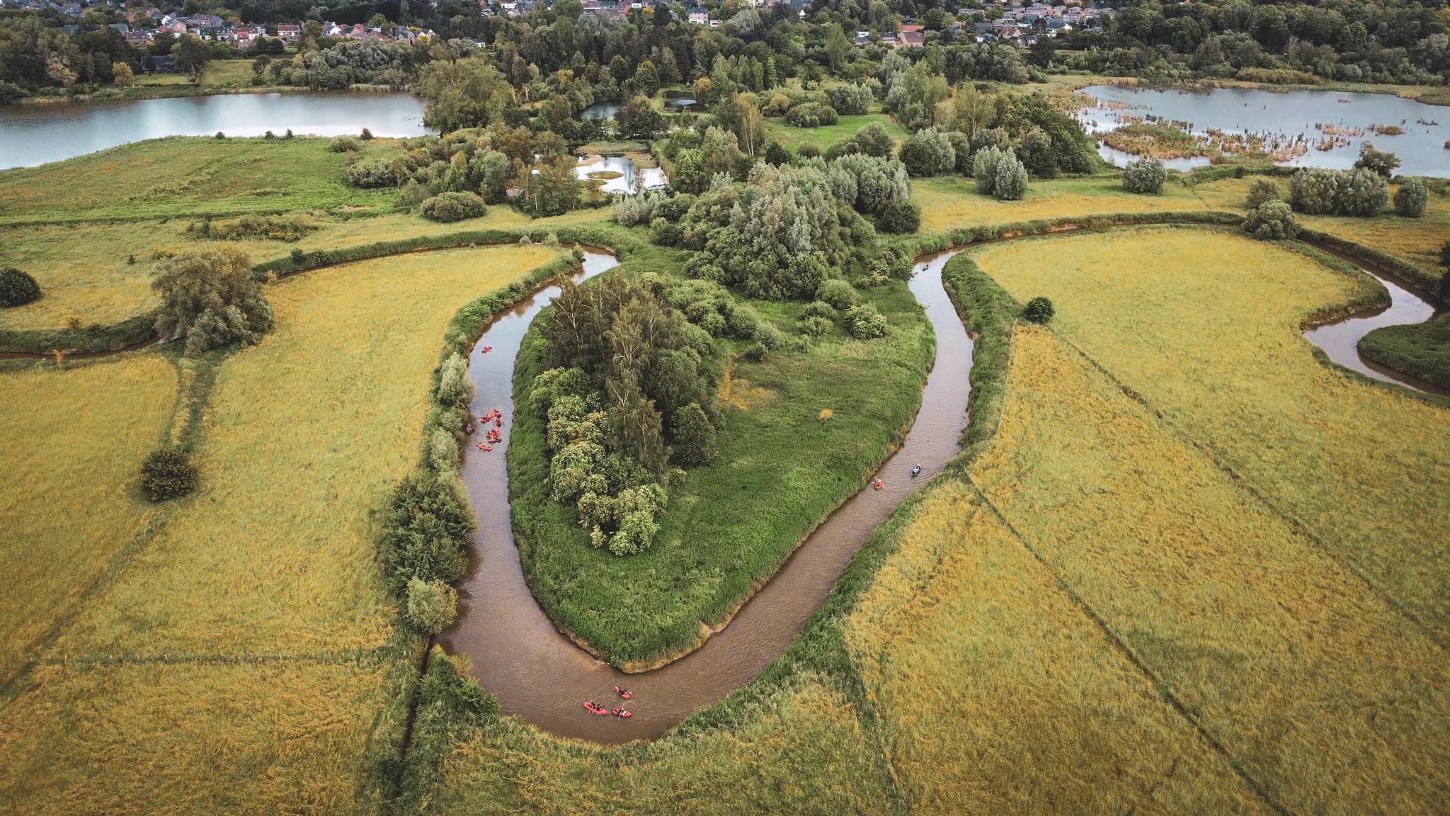 Paysage de forêt avec des aventuriers en packraft.