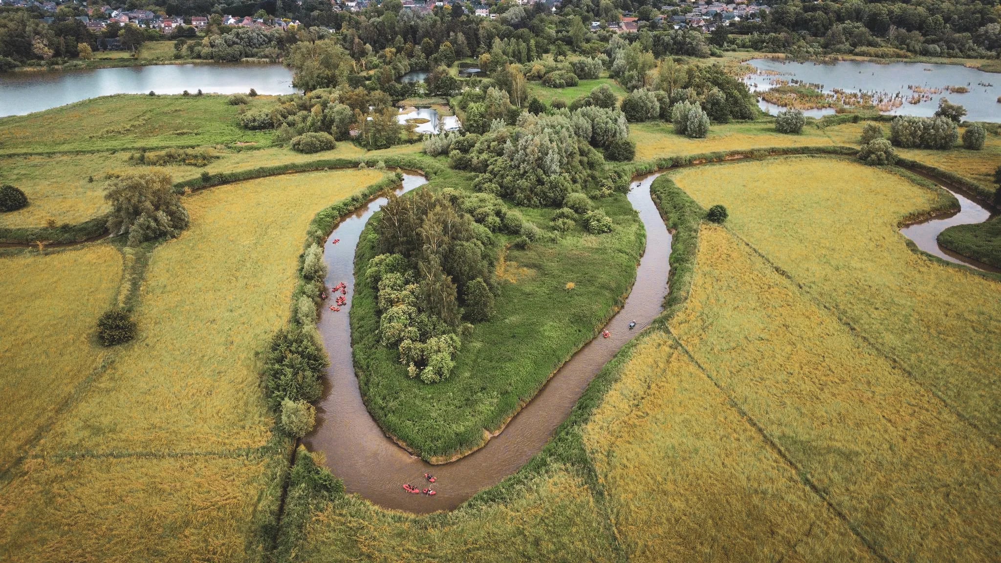 Paysage de forêt avec des aventuriers en packraft.