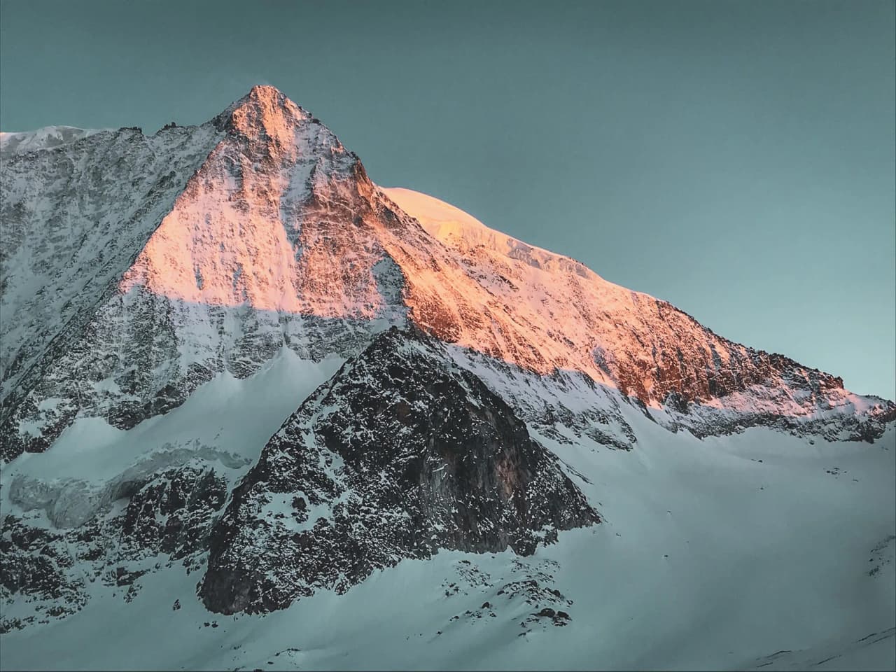 De zonnige Mont Blanc de Cheilon. Deze ligt op de Chamonix-Zermatt Haute Route.
