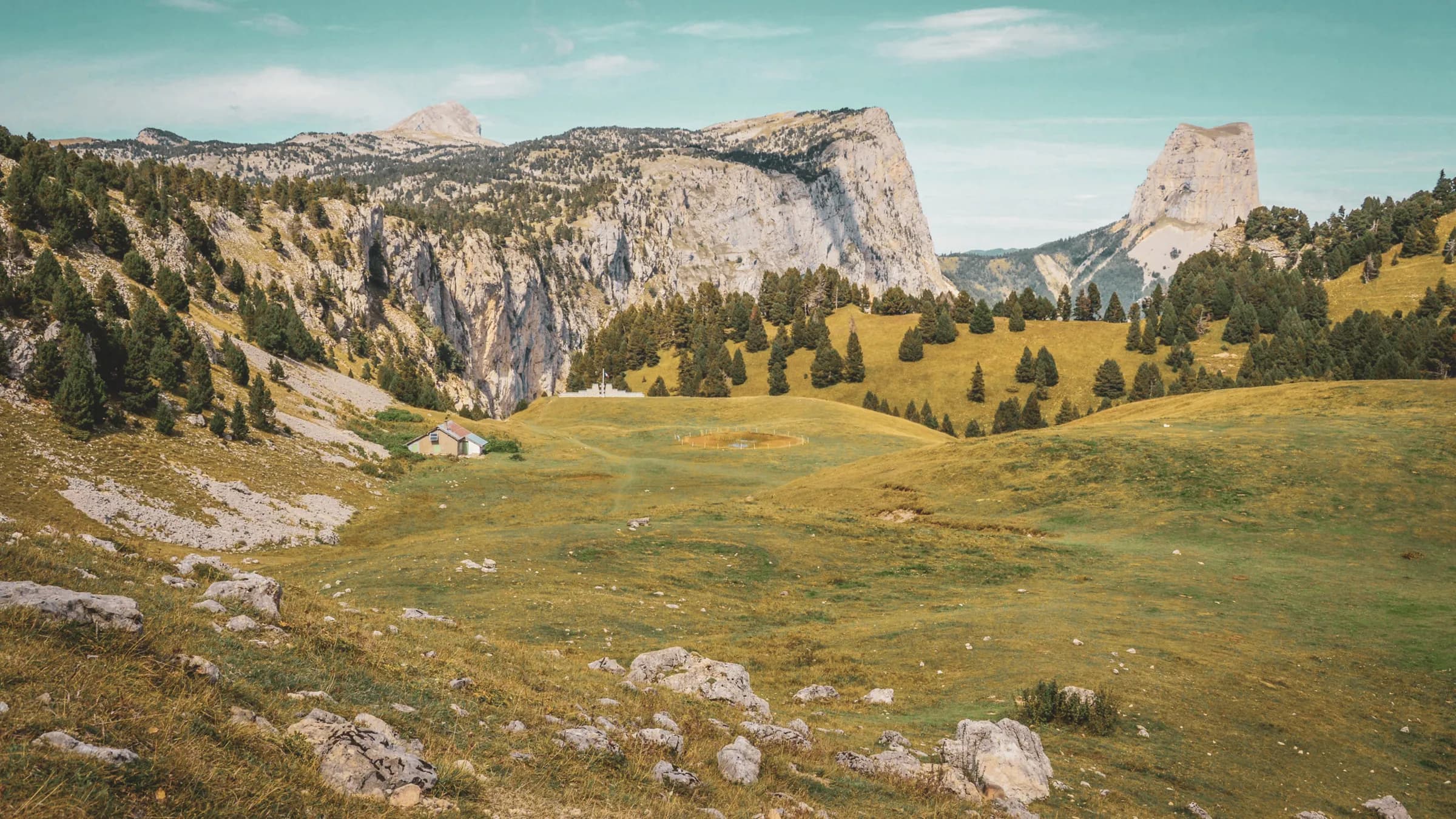 A green setting in the Vercors, with majestic cliffs and a charming little chalet.