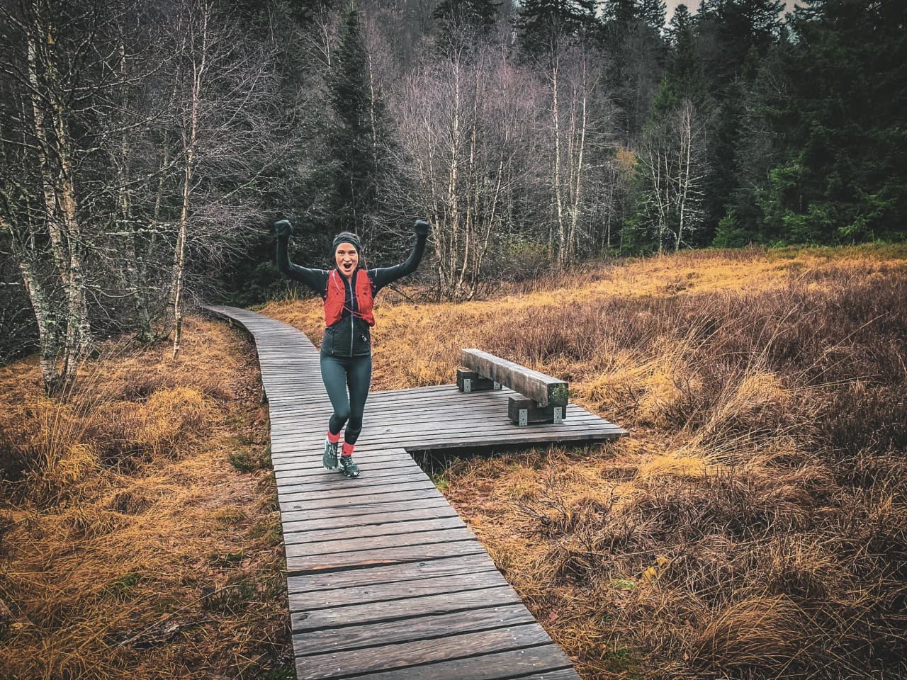 A cheerful runner on a wooden track, surrounded by the wild landscapes of the Vosges.