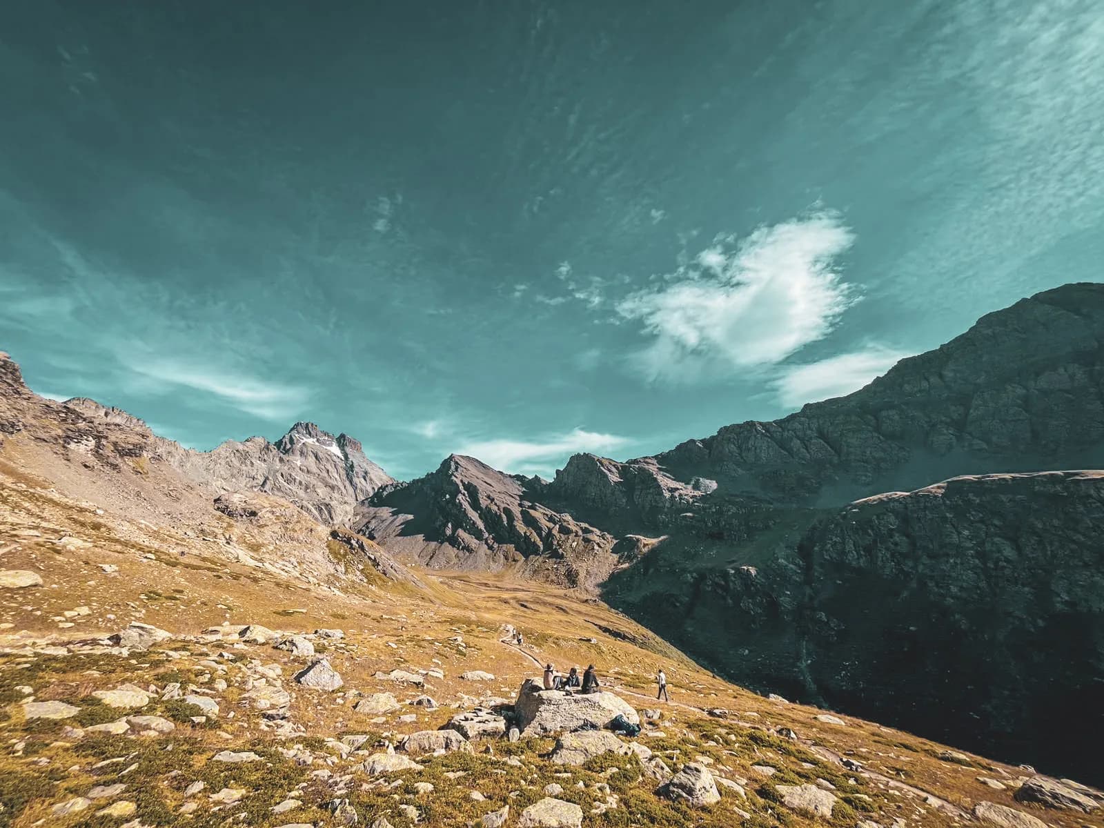 Randonnée alpine au Mont Viso, avec un groupe explorant des paysages majestueux et des cimes impressionnantes.