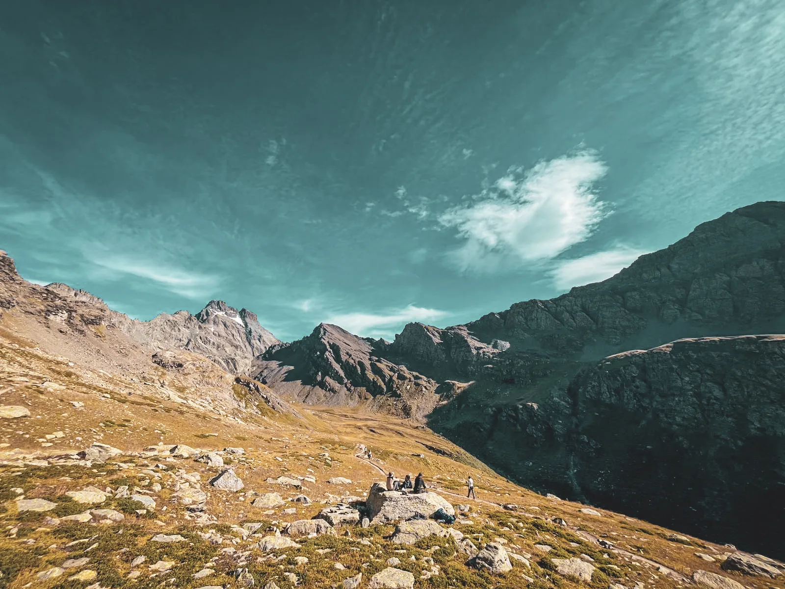 Randonnée alpine au Mont Viso, avec un groupe explorant des paysages majestueux et des cimes impressionnantes.