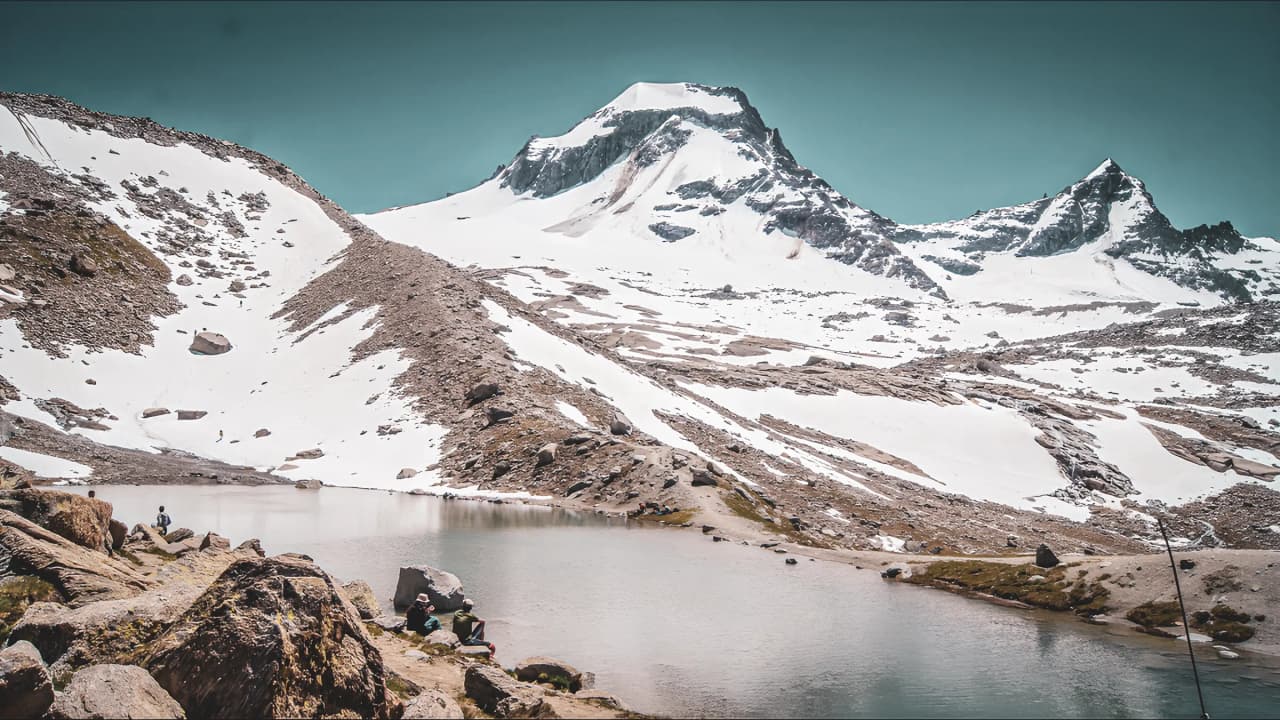 Ascension majestueuse du Grand Paradis, lac paisible au pied des sommets enneigés.