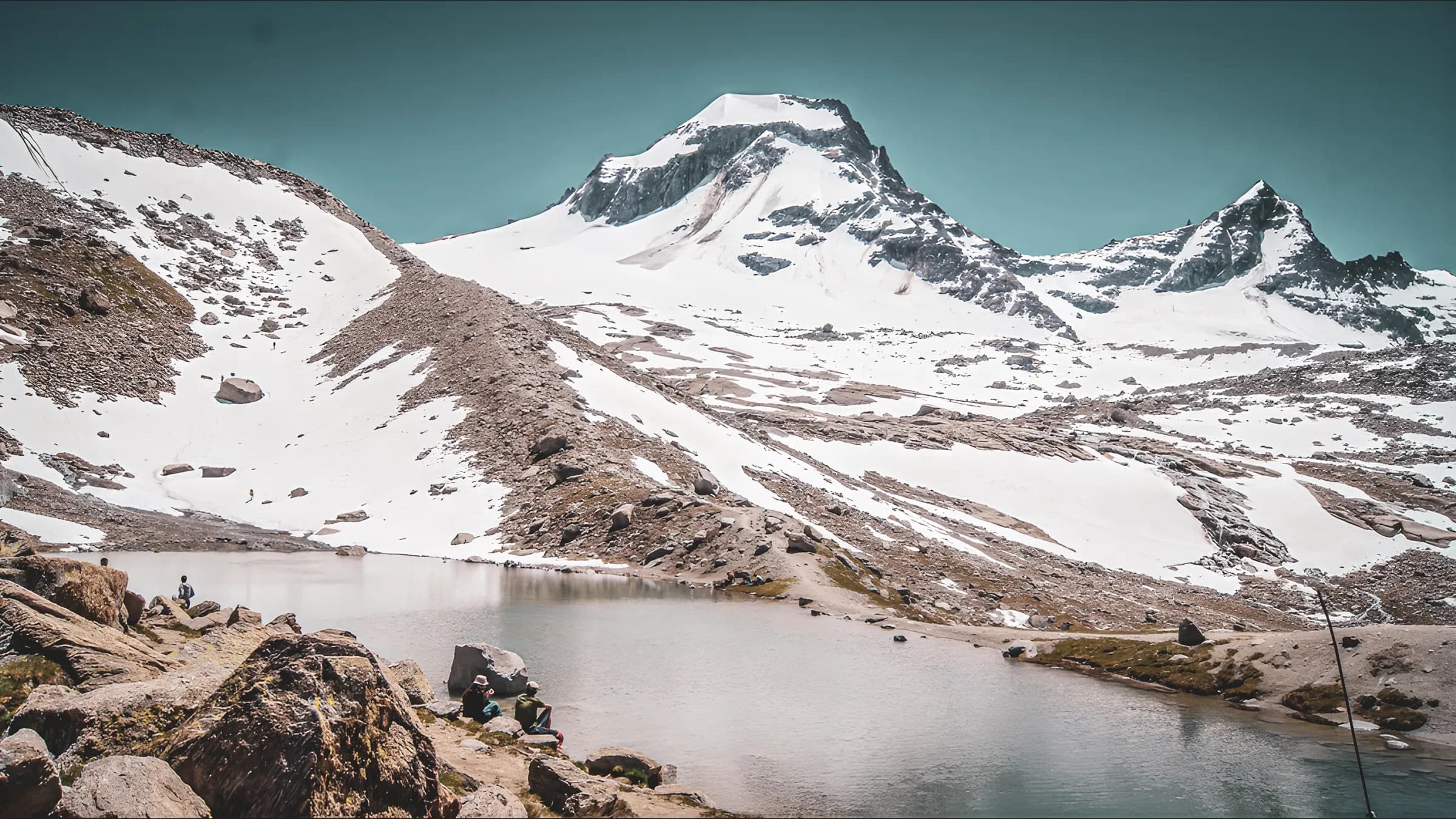 Ascension majestueuse du Grand Paradis, lac paisible au pied des sommets enneigés.
