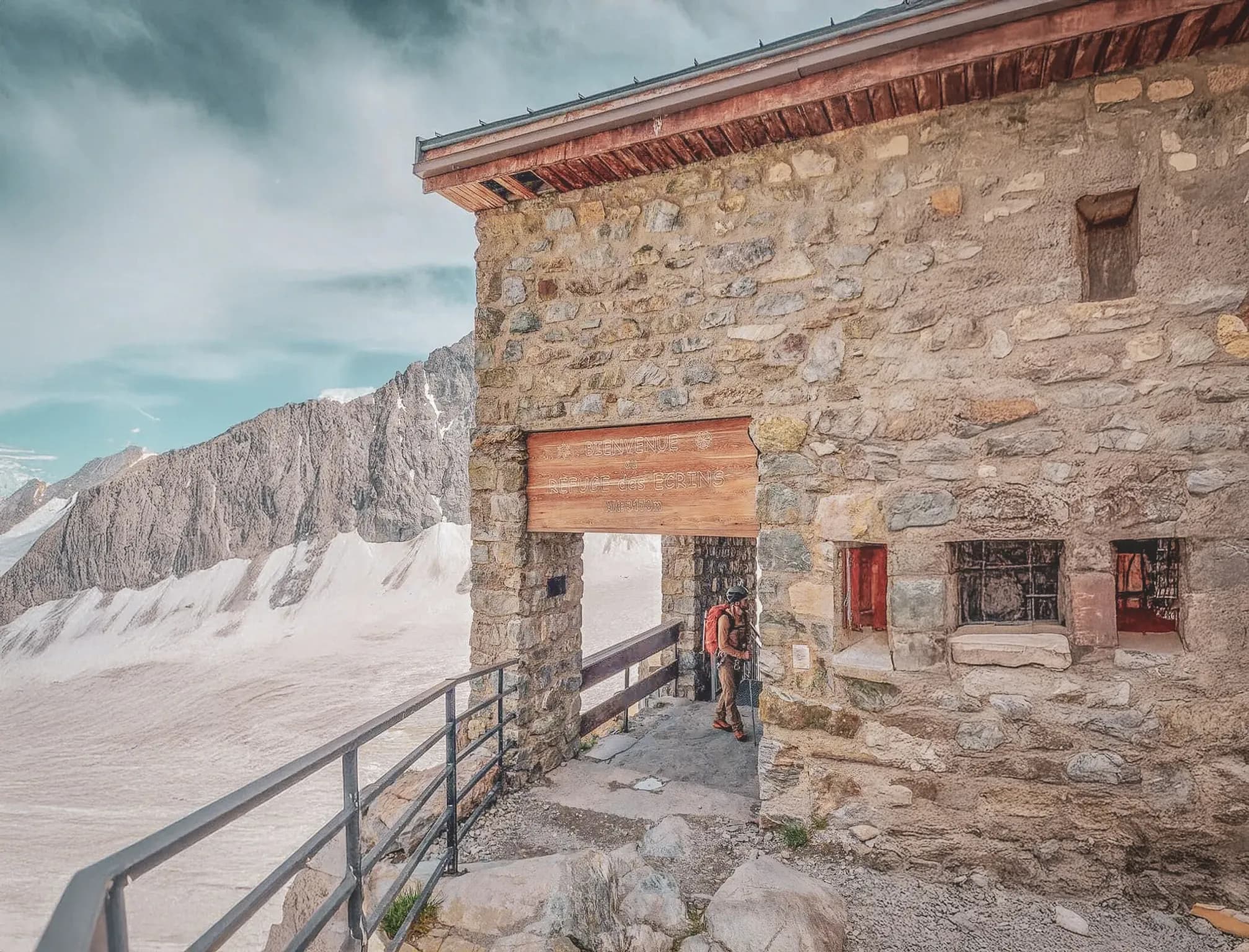 A stone building with views of majestic mountains and glaciers, an invitation to adventure.