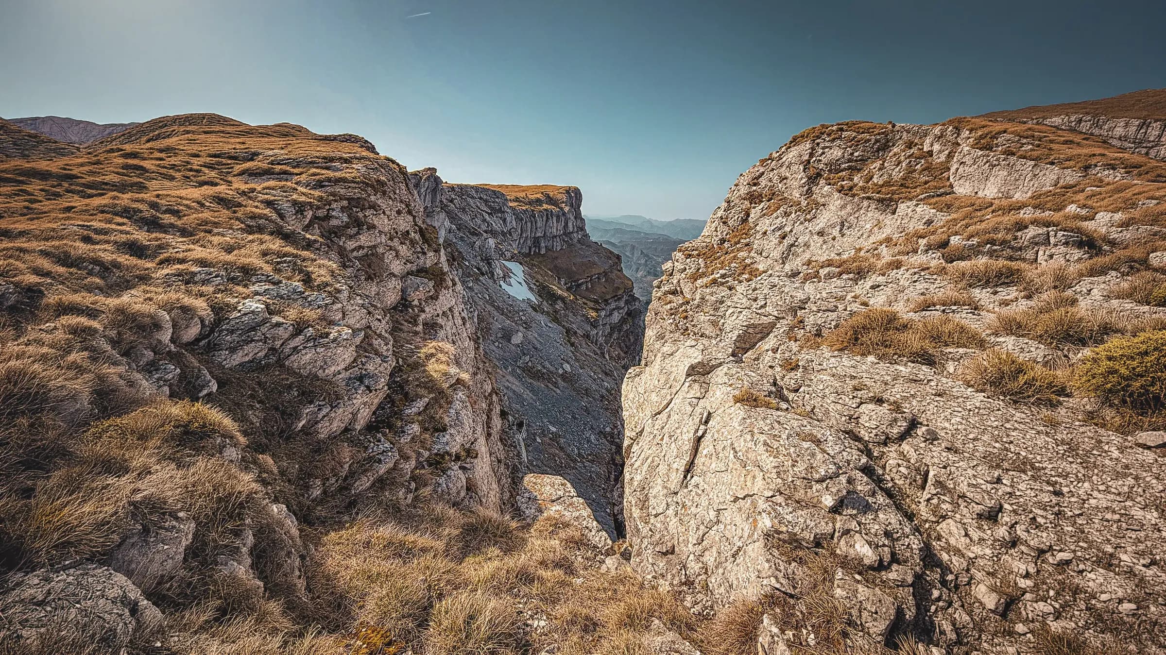 Een majestueus Vercors landschap van rotsachtige kliffen en gouden weiden.