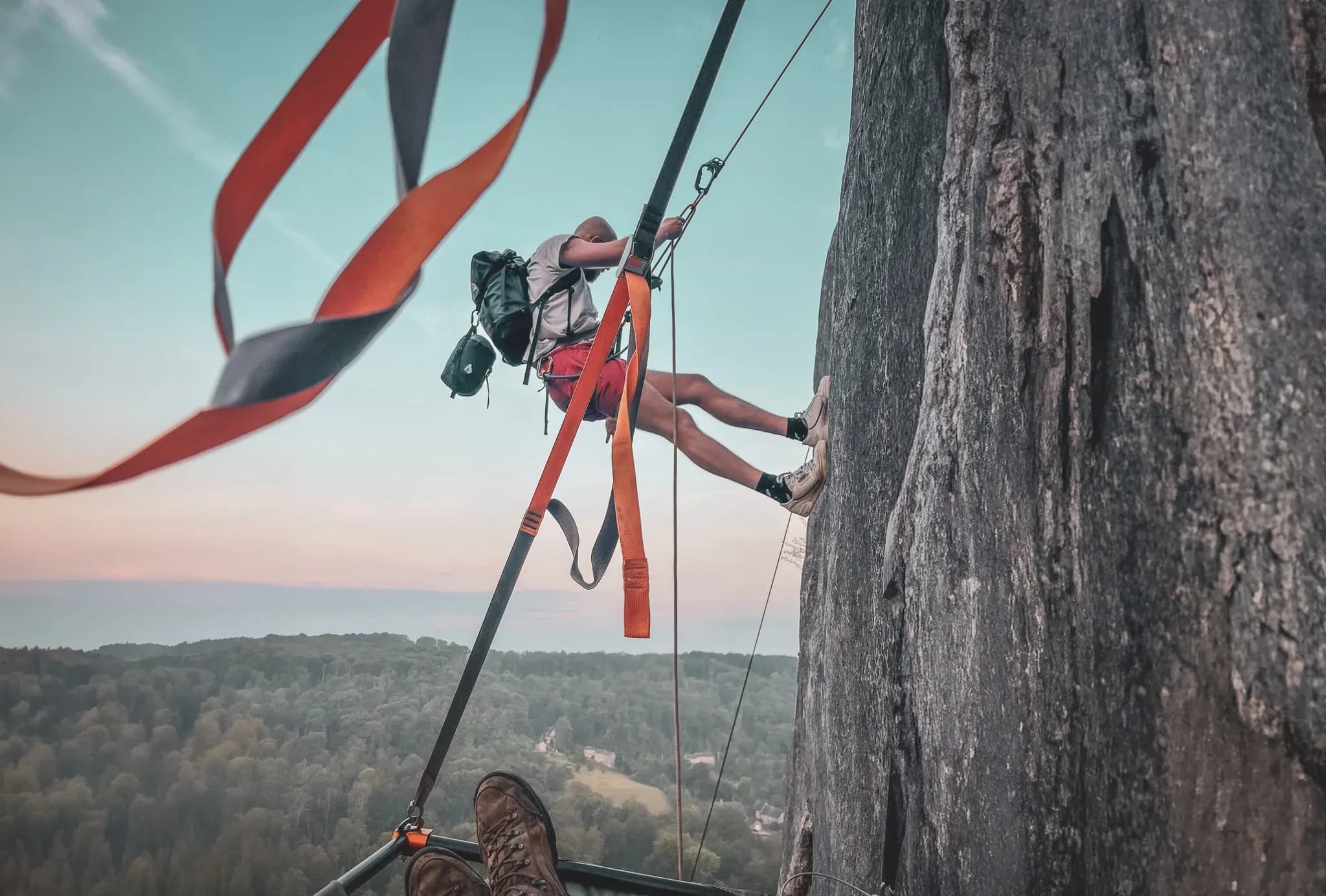 Grimpez des falaises vertigineuses et passez la nuit suspendu au-dessus du vide.